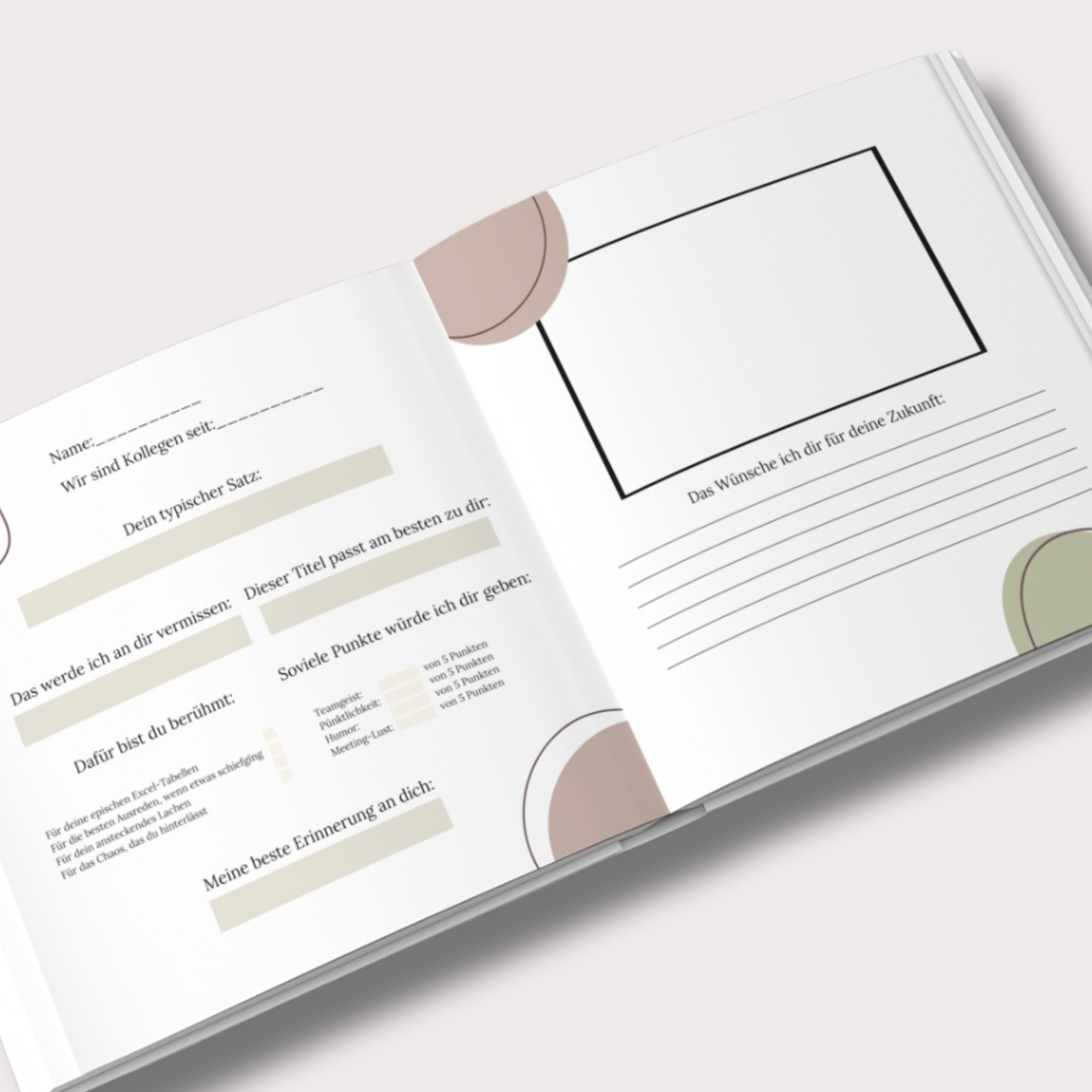 Die Innenseiten des Abschiedsbuchs sind modern und übersichtlich gestaltet. Jede Doppelseite bietet eine Kombination aus Fragen zum Ausfüllen und Ankreuzen sowie Platz für persönliche Worte oder kleine Anekdoten. Das Design ist schlicht und professionell, mit dezenten Beige- und Weißtönen, sodass es für verschiedene Abschiedsanlässe geeignet ist.