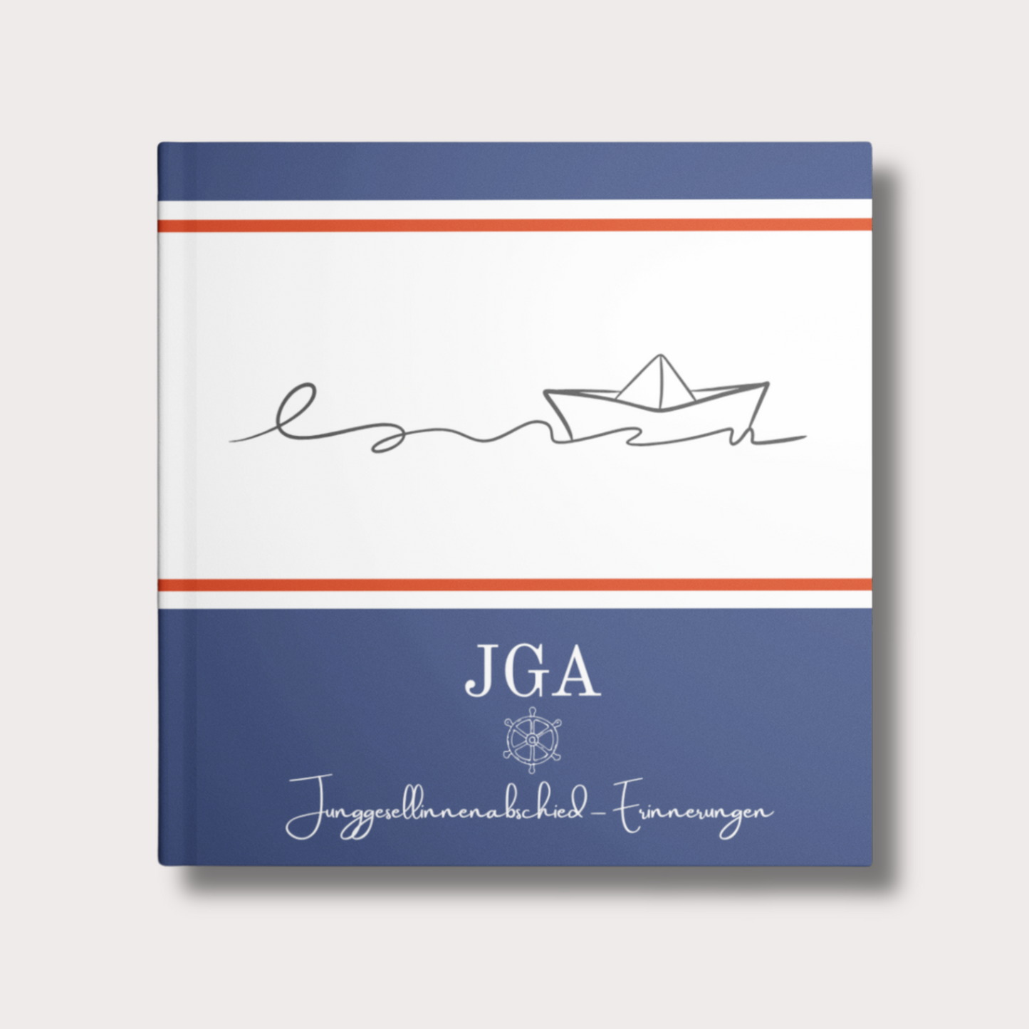 JGA-Erinnerungsbuch mit maritimem Design, blau-weiß-rotem Einband und gezeichnetem Papierboot. Schriftzug: „JGA – Junggesellinnenabschied Erinnerungen“.