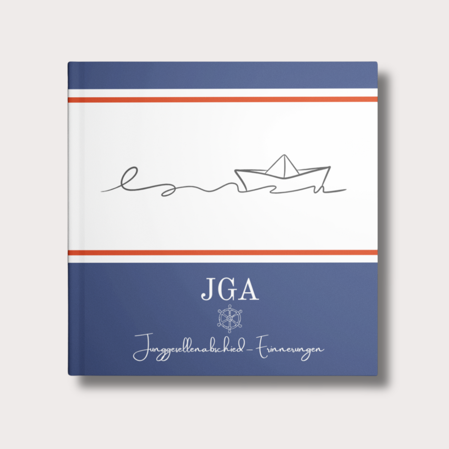 JGA-Erinnerungsbuch mit maritimem Design, blau-weiß-rotem Einband und gezeichnetem Papierboot. Schriftzug: „JGA – Junggesellenabschied Erinnerungen“.