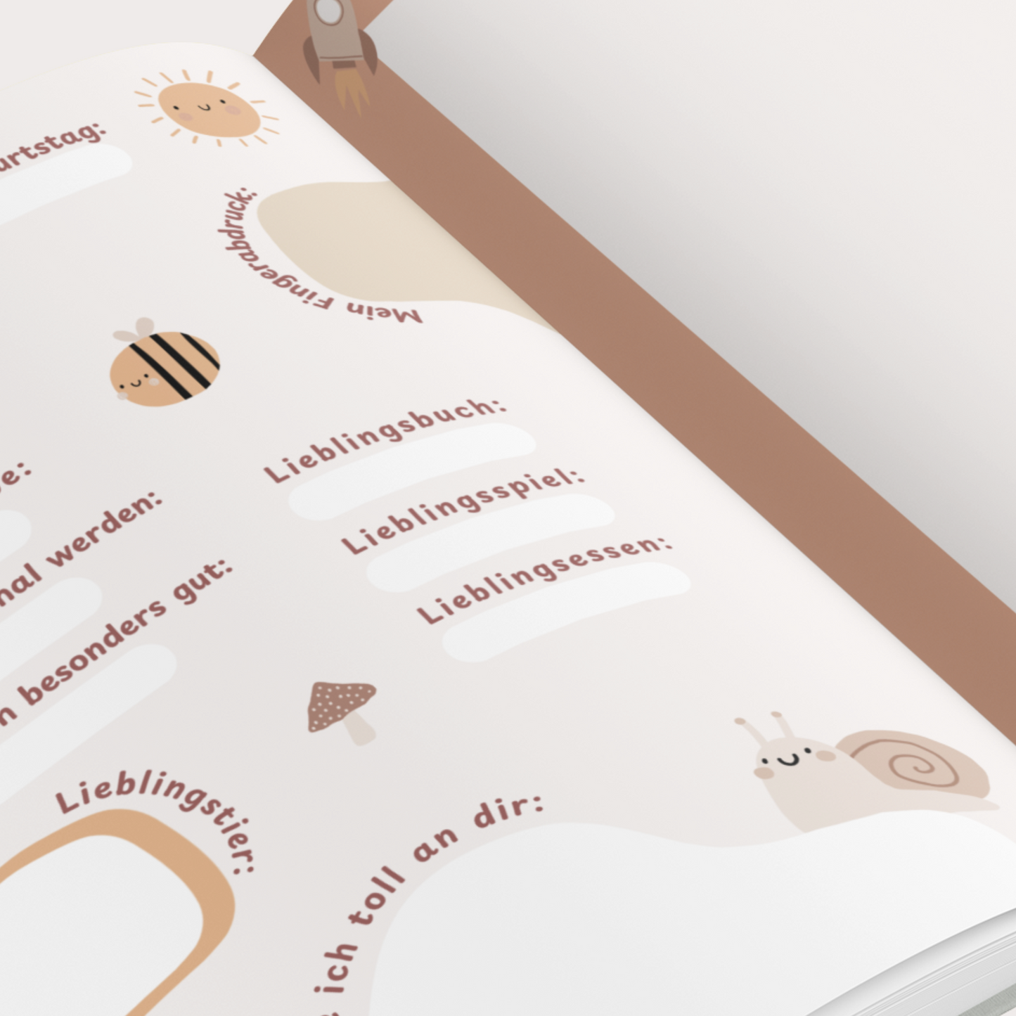 Innenseiten des Kita-Freunde-Buchs – linke Seite mit Feldern zum Ausfüllen, rechte Seite für Foto oder Zeichnung, kindlich gestaltet in Pastelltönen