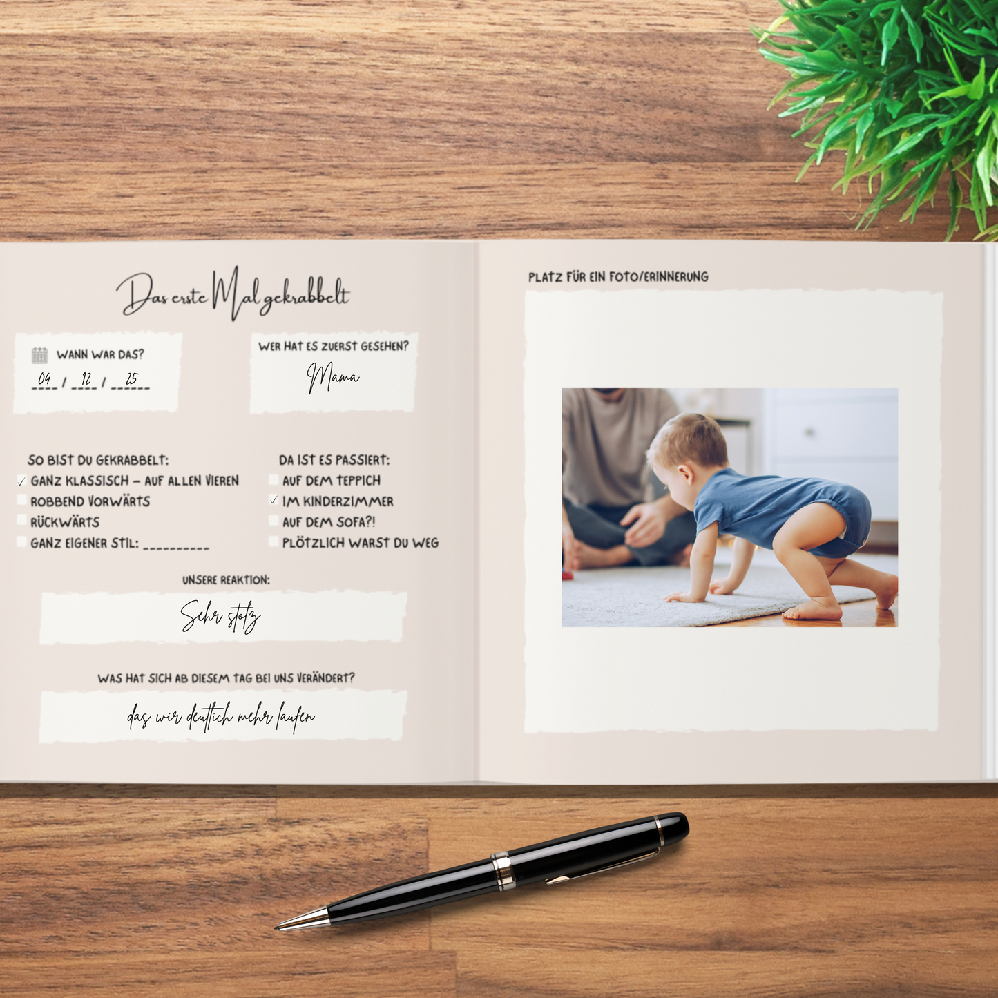 Geöffnete Doppelseite eines Baby-Meilensteinbuchs. Links Ausfüllseite mit Fragen und Ankreuzfeldern, rechts Platz für ein Foto oder eine Erinnerung. Modernes, minimalistisches Design.