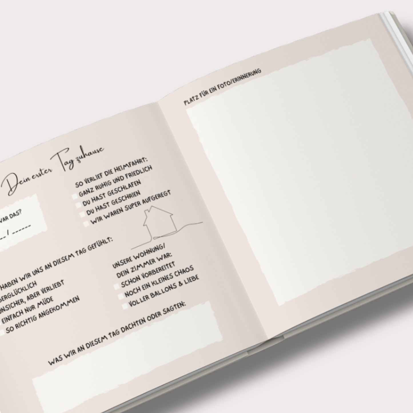 Geöffnete Doppelseite eines Baby-Meilensteinbuchs. Links Ausfüllseite mit Fragen und Ankreuzfeldern, rechts Platz für ein Foto oder eine Erinnerung. Modernes, minimalistisches Design.