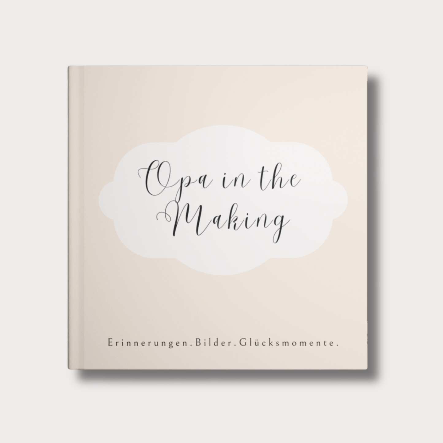 Beige Hardcover, minimalistisches Design: Auf dem Cover befindet sich ein kleiner Wolkenrahmen. Darin steht der jeweilige Titel – z. B. „In the Making – Oma“, „In the Making – Opa“ oder „In the Making – Tante/Onkel“. Elegant, schlicht und stilvoll, passend zu jedem Einrichtungsstil.