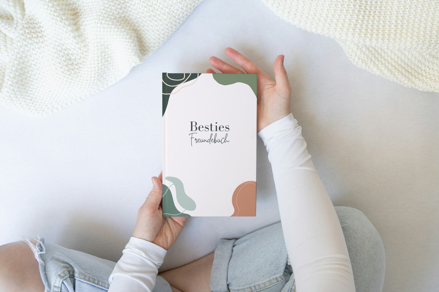 Kreatives Besties Freundebuch A5 Hardcover in Weiß mit abstrakten dunkelgrünen und schwarzen Formen und Schriftzug „Besties Freundebuch“.