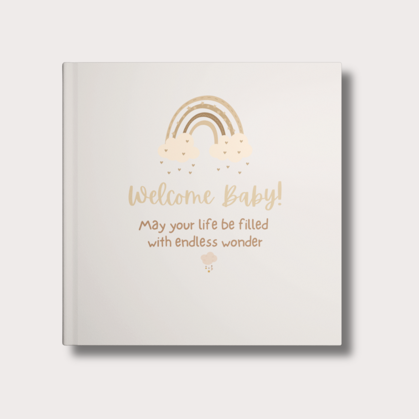 Beiges Baby Erinnerungsalbum im Boho-Stil mit Regenbogen und Herzchen, Schriftzug ‚Welcome Baby – May your life be filled with endless wonder‘, optional mit Name personalisierbar.