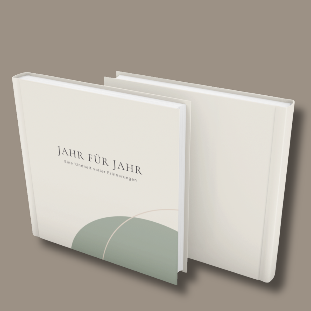 Zwei Ansichten des Kindheitsalbums Avena als Hardcover. Vorderseite in Cremebeige mit salbeigrüner Grafik und beigem Bogen, daneben die schlichte cremefarbene Rückseite.