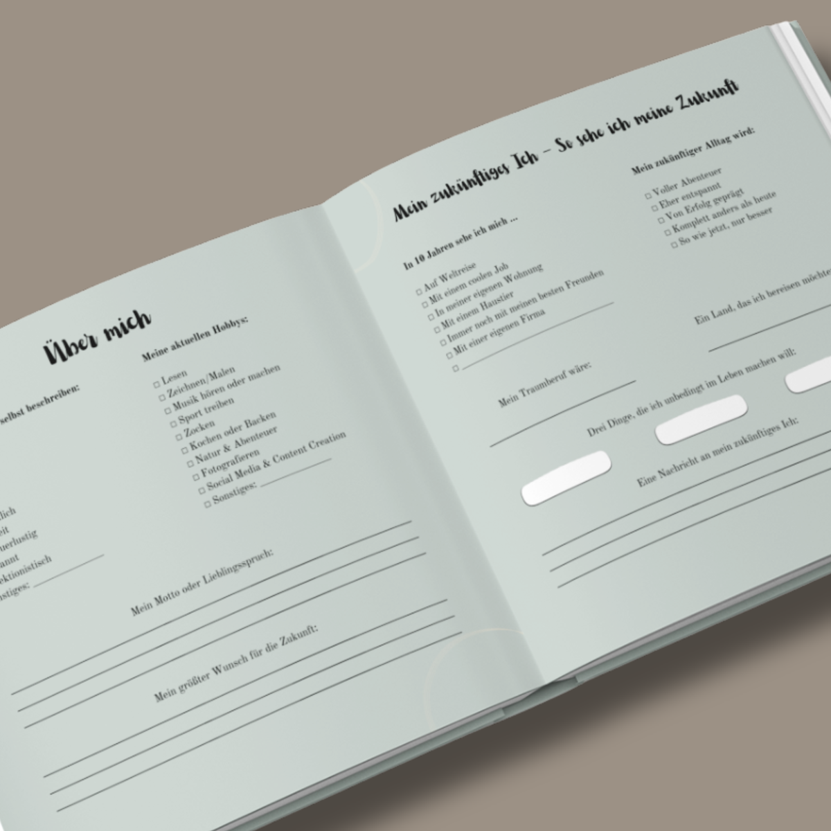 Aufgeschlagenes Jugendweihe-Gästebuch mit der Ausfüllseite „Über mich“