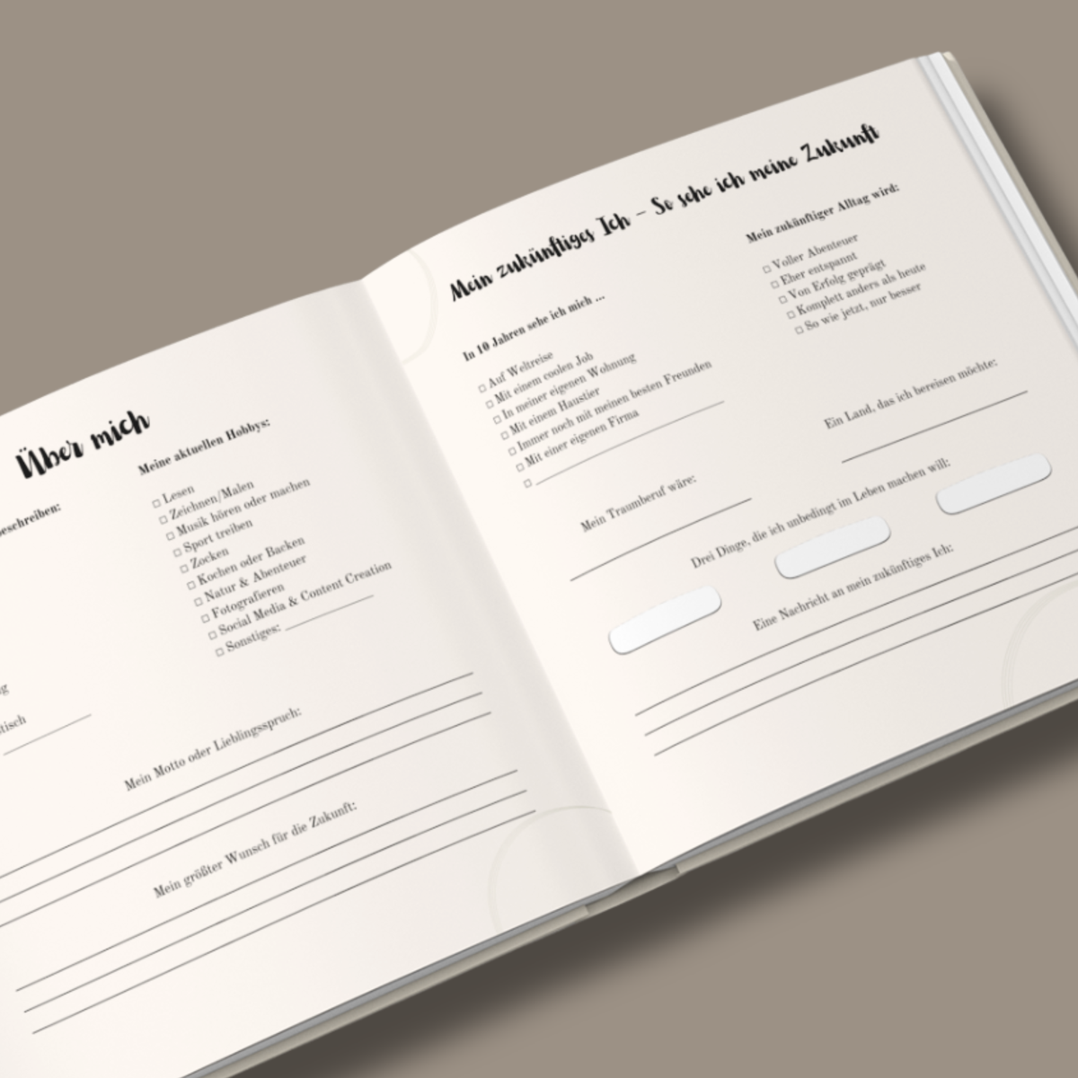 Aufgeschlagenes sandfarbenes Jugendweihe-Gästebuch mit der Ausfüllseite „Über mich“