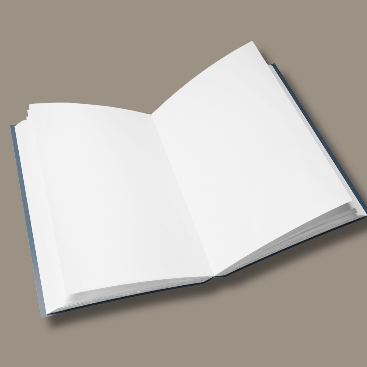 Aufgeschlagenes Notizbuch mit blanko Innenseiten zum Schreiben, Zeichnen und freien Gestalten