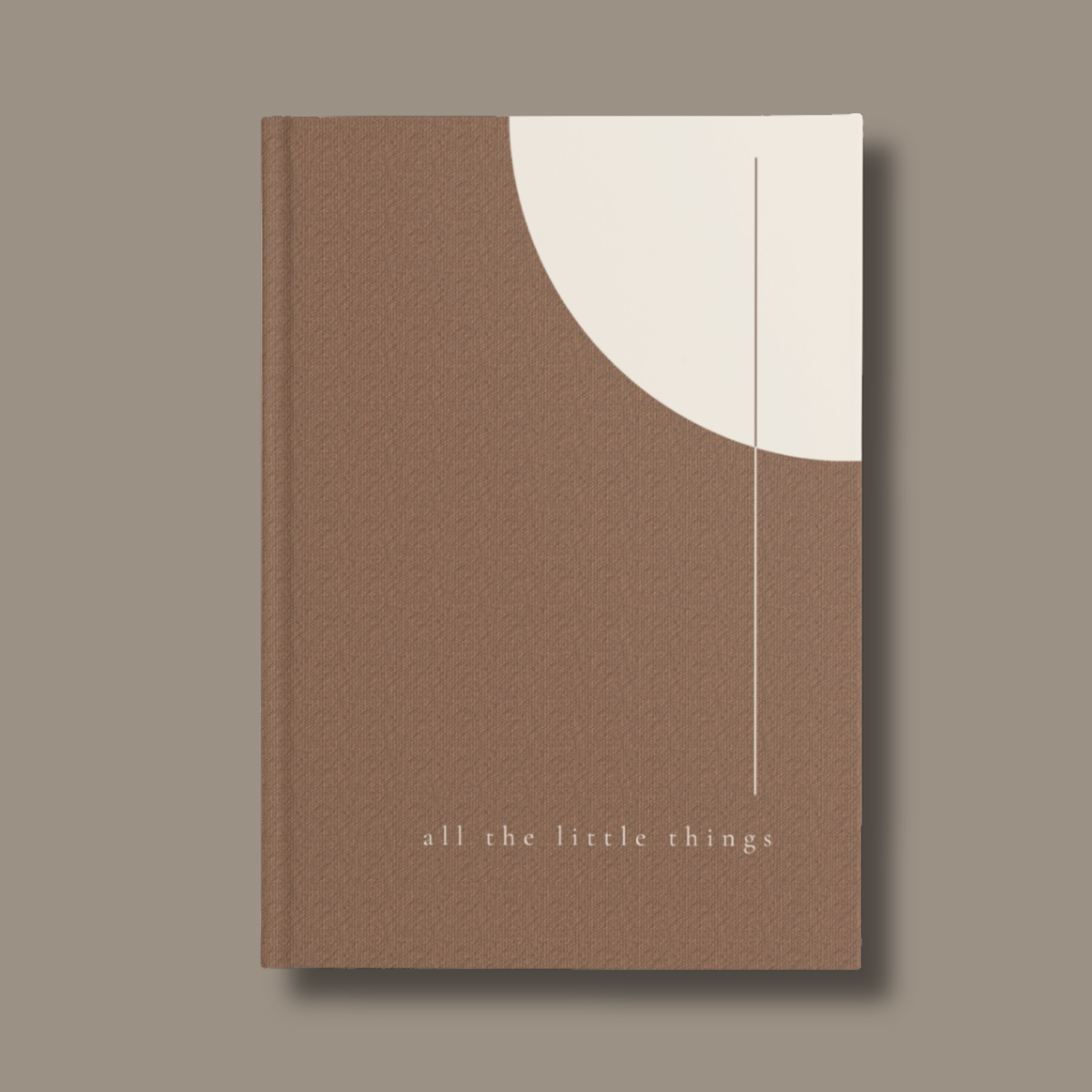 Personalisiertes ARCO Notizbuch A5 mit individuellem Wunschtext auf cognacfarbenem Hardcover mit cremefarbener geometrischer Form