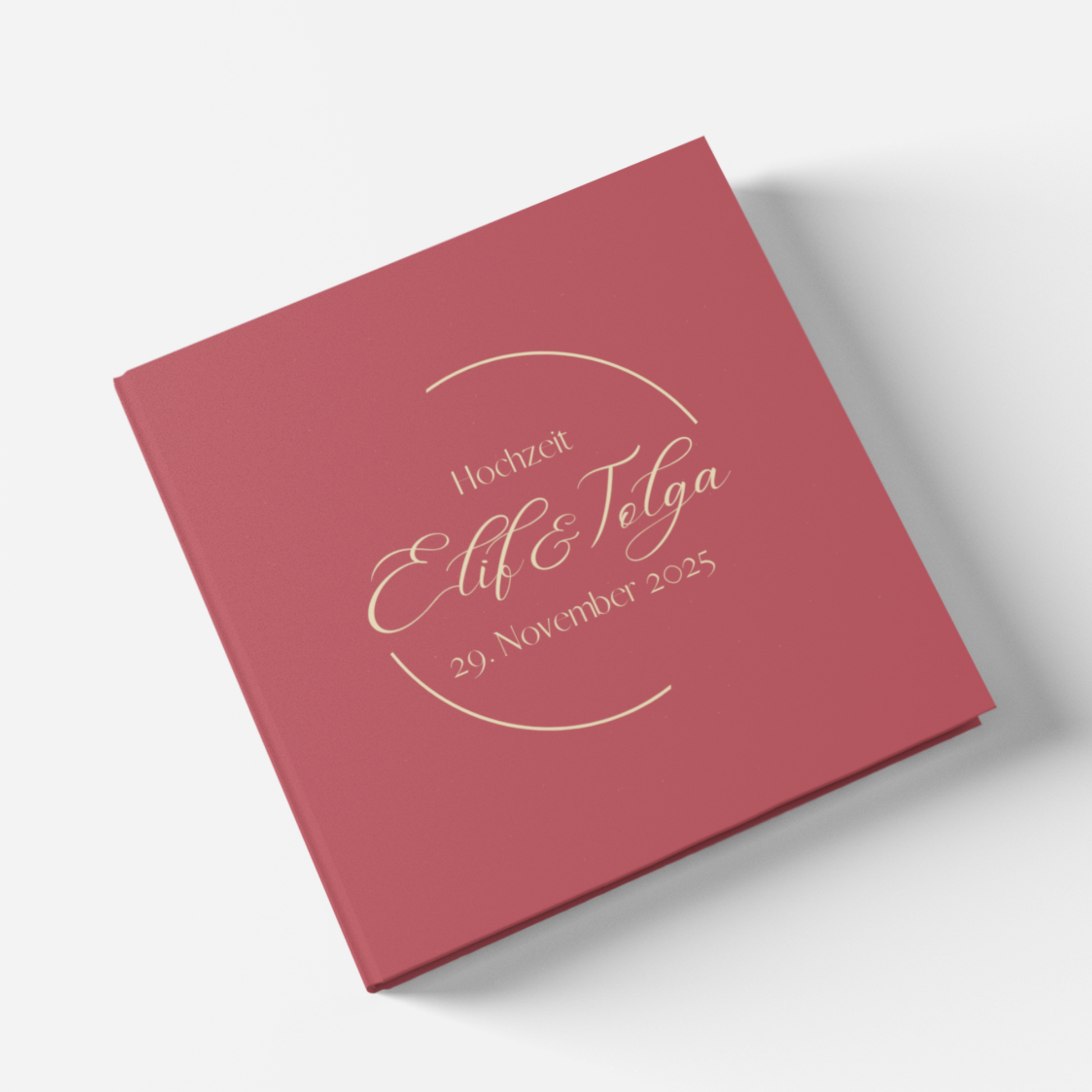 Rotes Hochzeitsalbum, personalisiert mit Namen und Datum, elegantes Hardcover auf 170g Recyclingpapier.