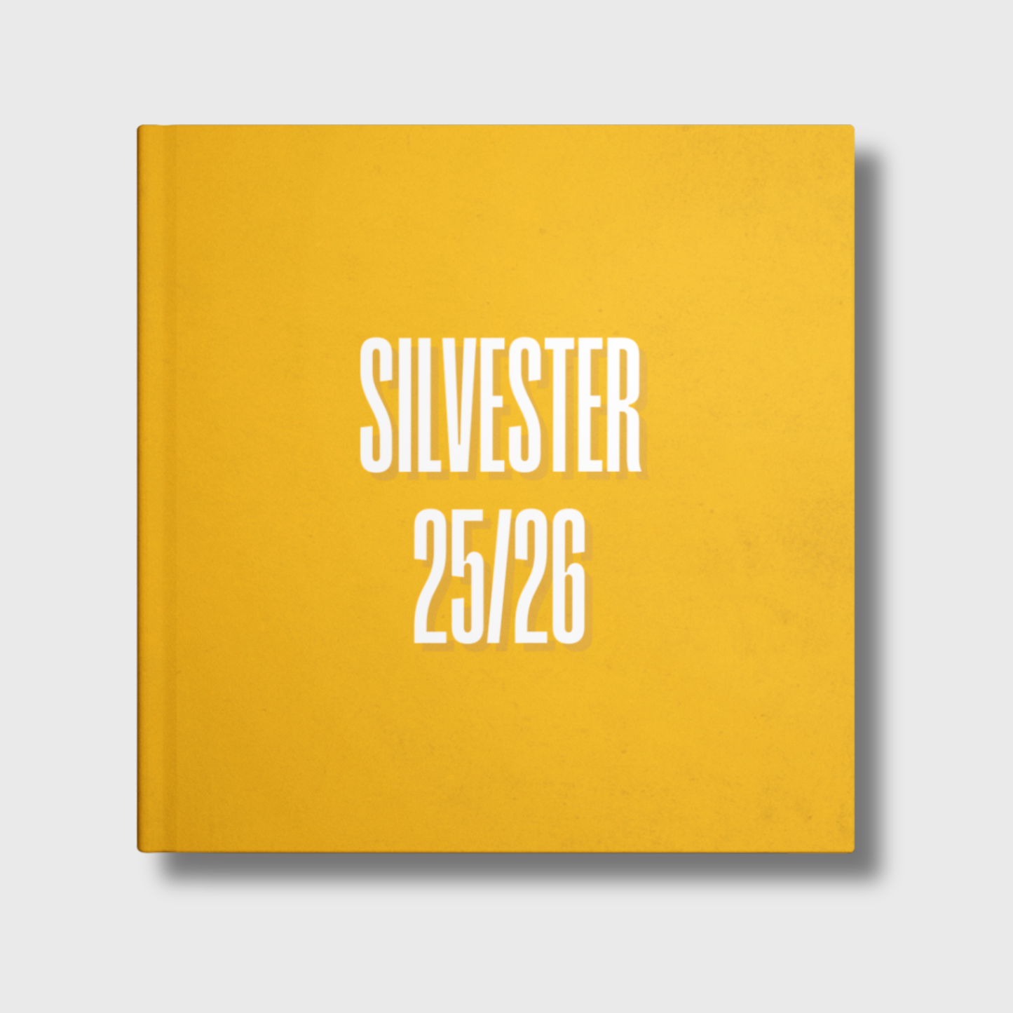 Quadratisches Gästebuch in Retro-Orange mit weißem Schriftzug „Silvester 25–26“.