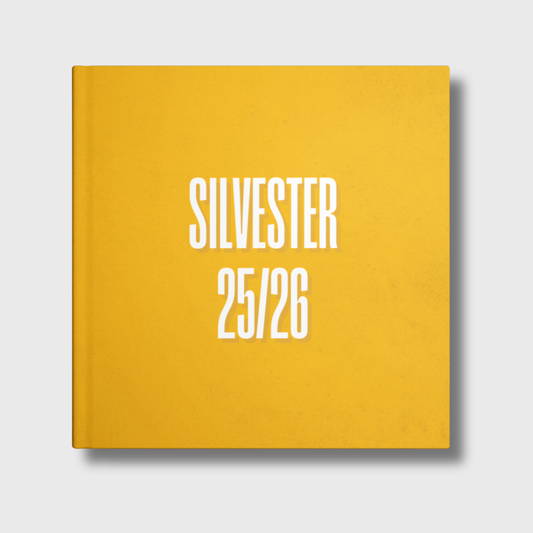 Quadratisches Gästebuch in Retro-Orange mit weißem Schriftzug „Silvester 25–26“.
