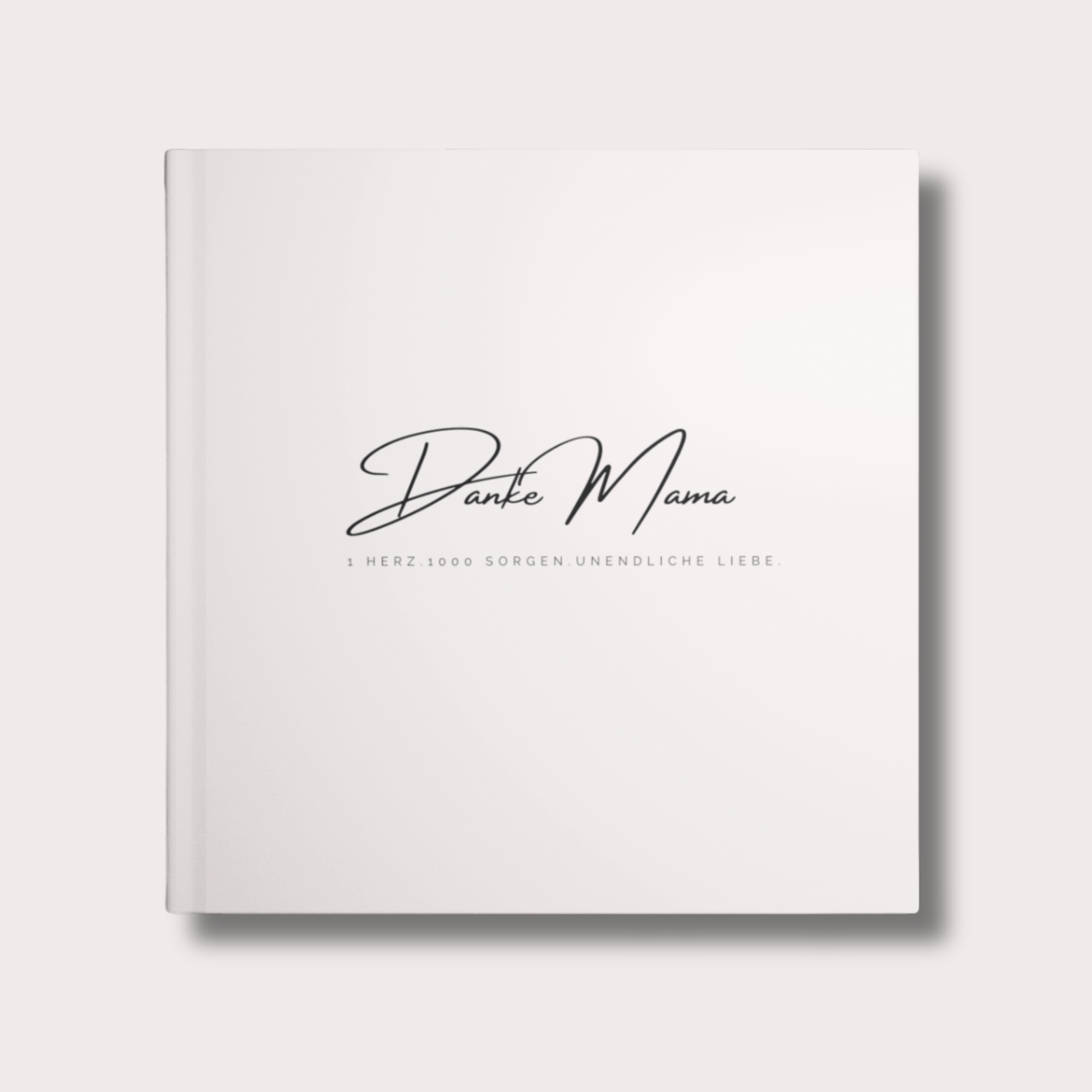 Pastellrosa Hardcover-Buch mit dem Titel „Danke, Mama“ und dem Satz „Ein Herz, tausend Sorgen, unendliche Liebe“. Quadratisches Format, minimalistisches Design.
