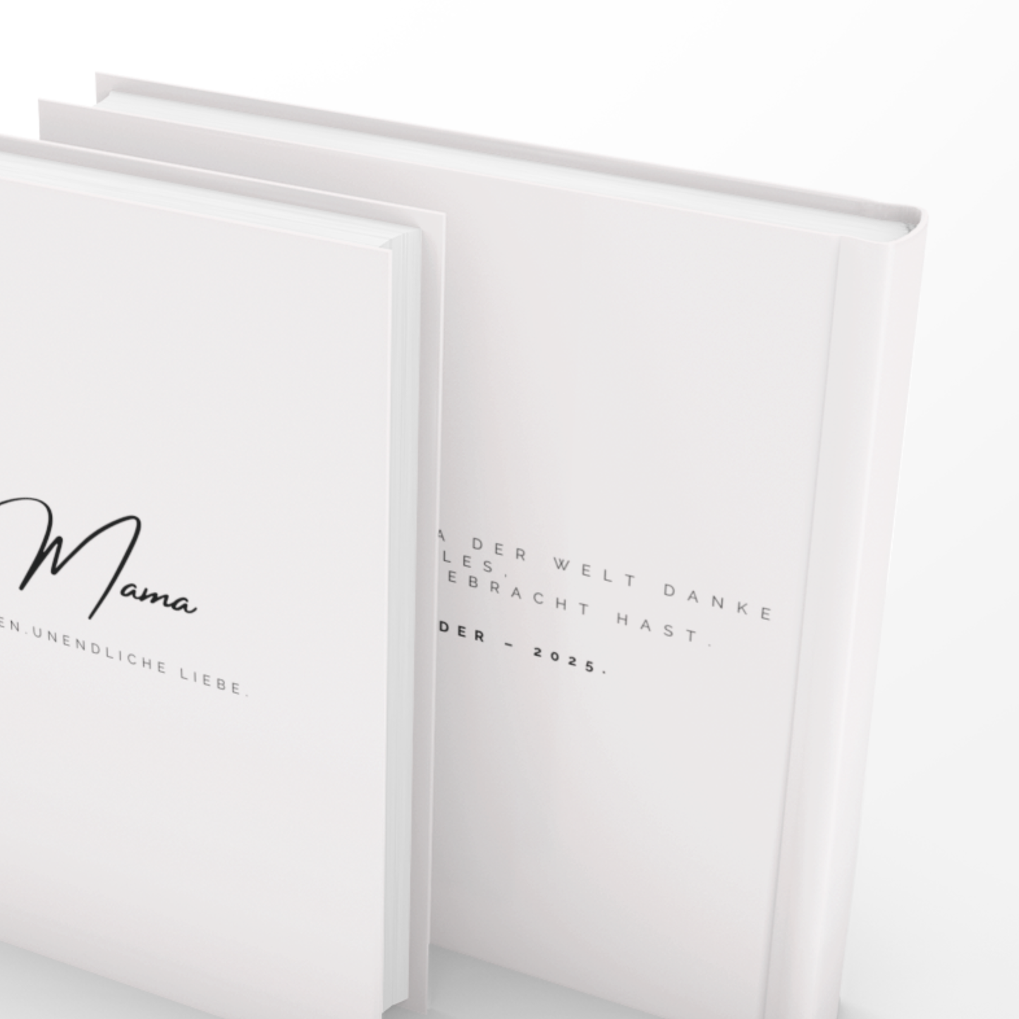 Rückseite des pastellrosa Hardcover-Buchs „Danke, Mama“ mit Hinweis auf optionale Personalisierung für eine Widmung oder persönliche Nachricht; quadratisches Format, individuell gestaltbar.