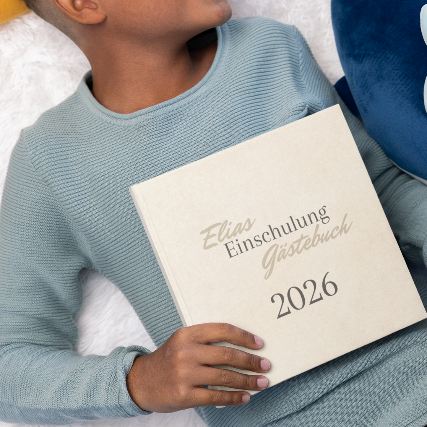 Sandfarbenes Einschulungs-Gästebuch mit der Aufschrift „Meine Einschulung – Gästebuch 2026“, personalisierbar mit Namen.