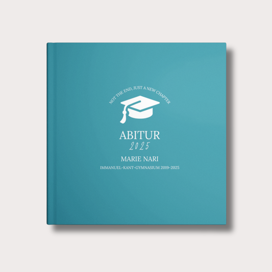 Türkises Abiturbuch 2025 mit weißem Motiv eines Absolventenhuts und dem Spruch „Not the end, just a new chapter“, personalisiert mit Name und Schule.