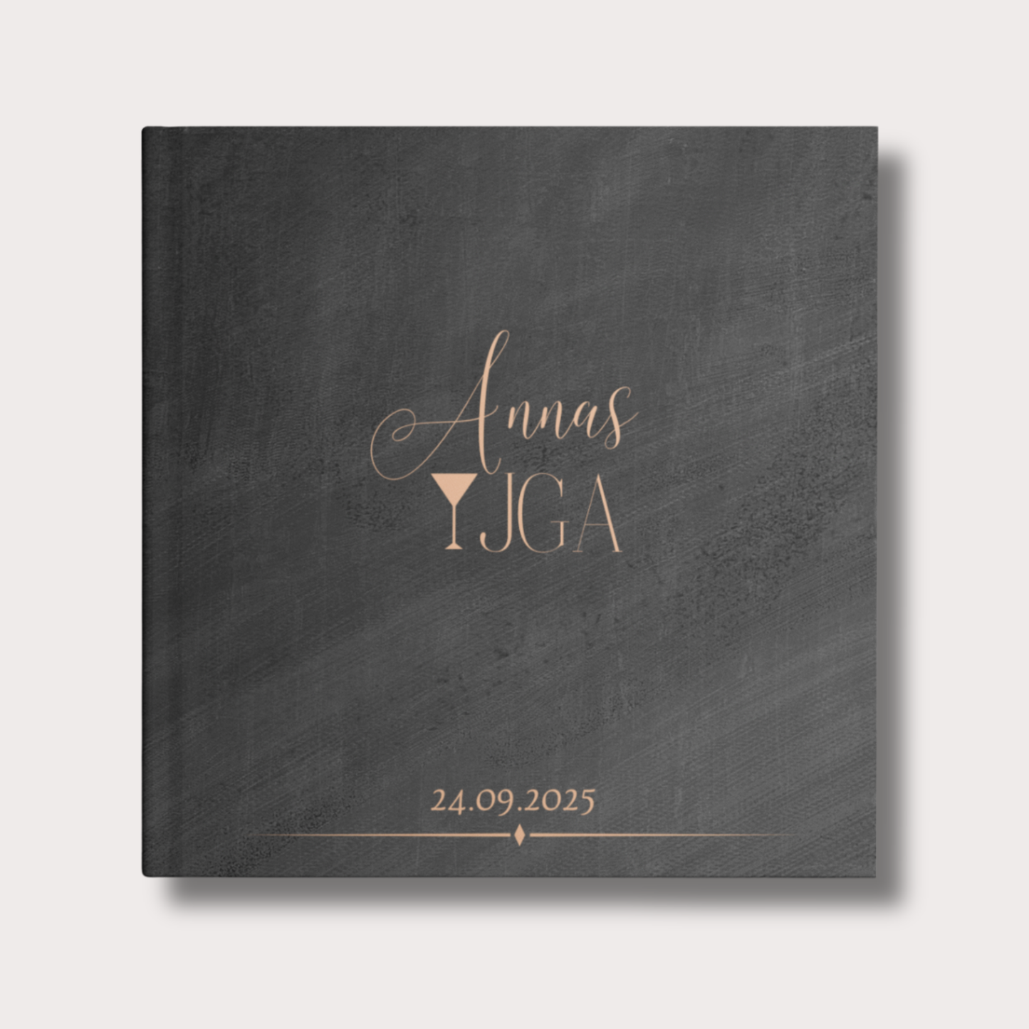 Personalisiertes JGA Gästebuch mit Namen und Datum, elegantes schwarzes Hardcover mit goldähnlicher Typo im Aquarell-Design.