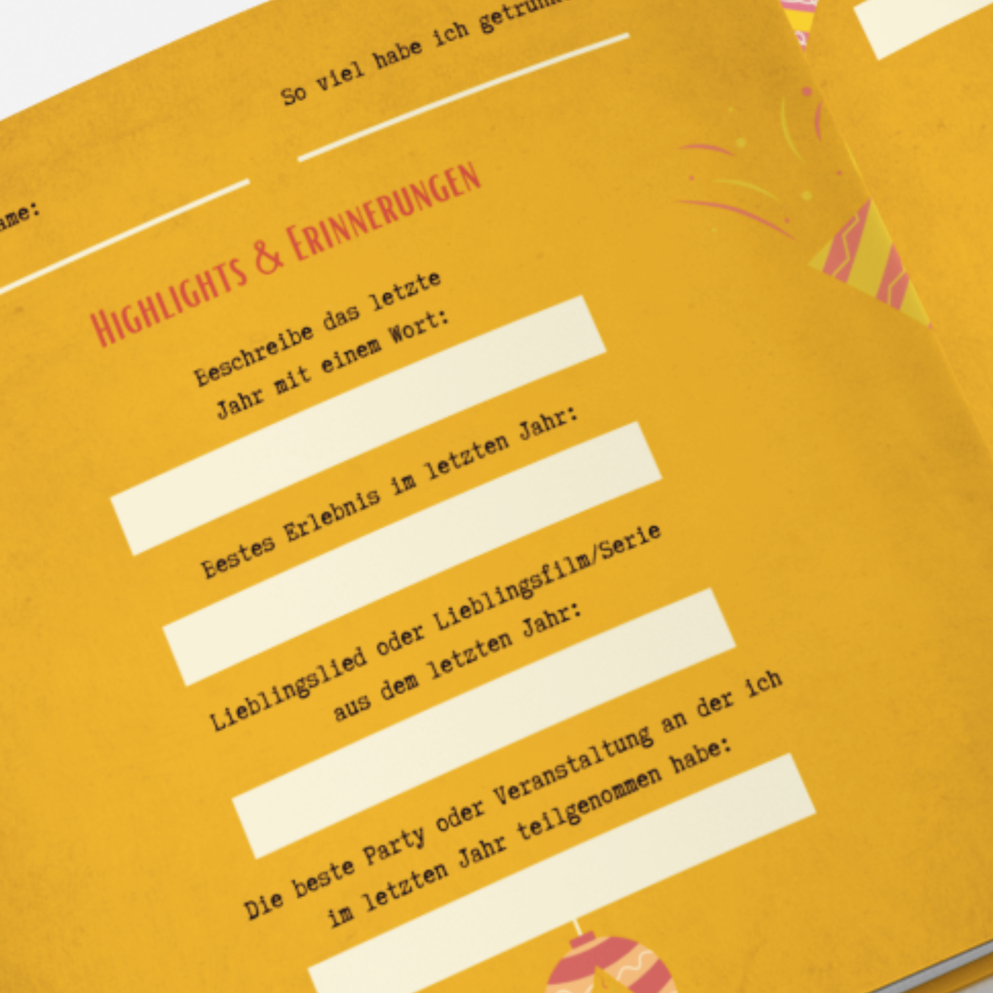 Innenansicht des Silvester-Gästebuchs in orangefarbenem Retro-Design mit Fragen zum Ausfüllen, Ankreuzfeldern und Platz für Fotos.