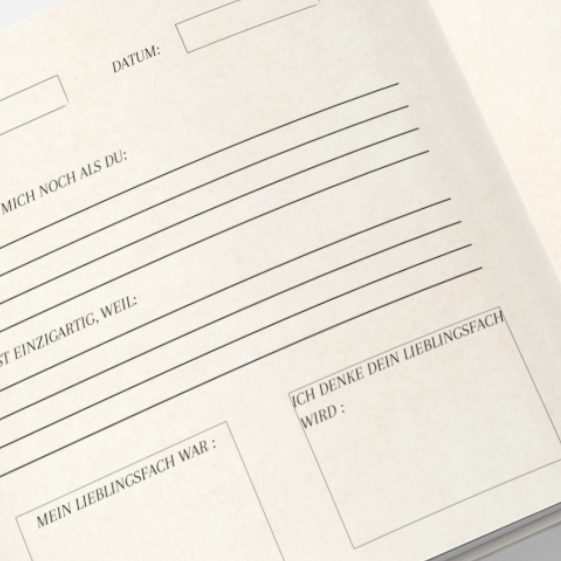 Innenseiten des Einschulungs-Gästebuchs mit Ausfüllseiten für Gäste und Platz für ein Erinnerungsfoto.