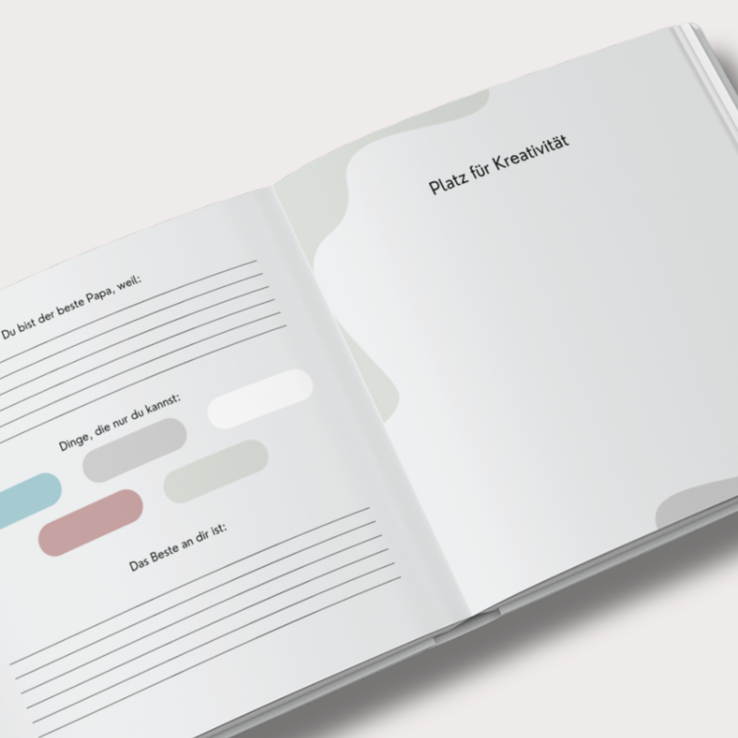 Innenansicht des Erinnerungsbuchs für Papa: liebevoll gestaltete Seiten mit kindgerechten Fragen, Ankreuzfeldern, Platz für Fotos und Zeichnungen. Abwechslungsreich mit Illustrationen und kreativen Aufgaben zum Ausfüllen.