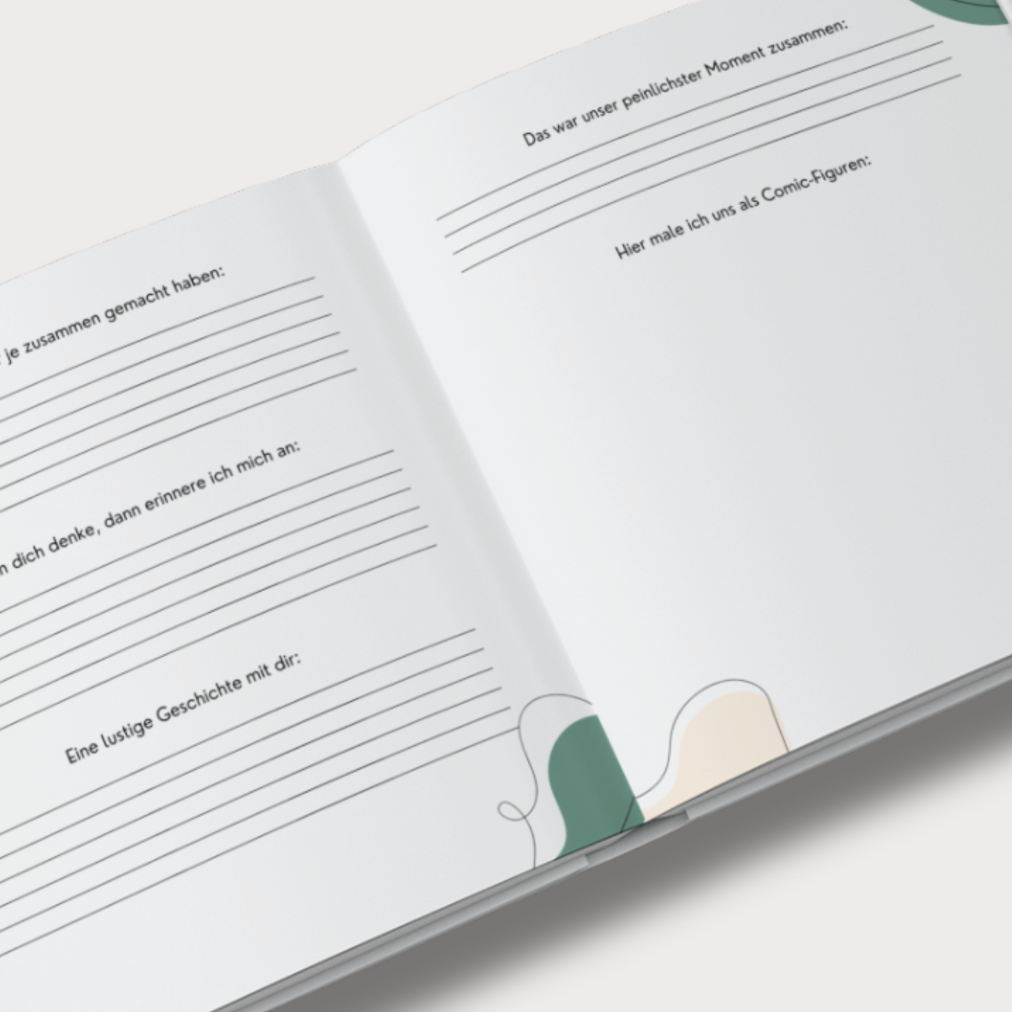 Innenansicht des Erinnerungsbuchs für Papa: liebevoll gestaltete Seiten mit kindgerechten Fragen, Ankreuzfeldern, Platz für Fotos und Zeichnungen. Abwechslungsreich mit Illustrationen und kreativen Aufgaben zum Ausfüllen.