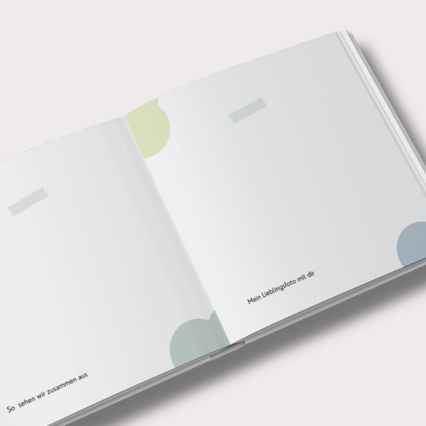 Innenansicht des Erinnerungsbuchs für Papa: liebevoll gestaltete Seiten mit kindgerechten Fragen, Ankreuzfeldern, Platz für Fotos und Zeichnungen. Abwechslungsreich mit Illustrationen und kreativen Aufgaben zum Ausfüllen.