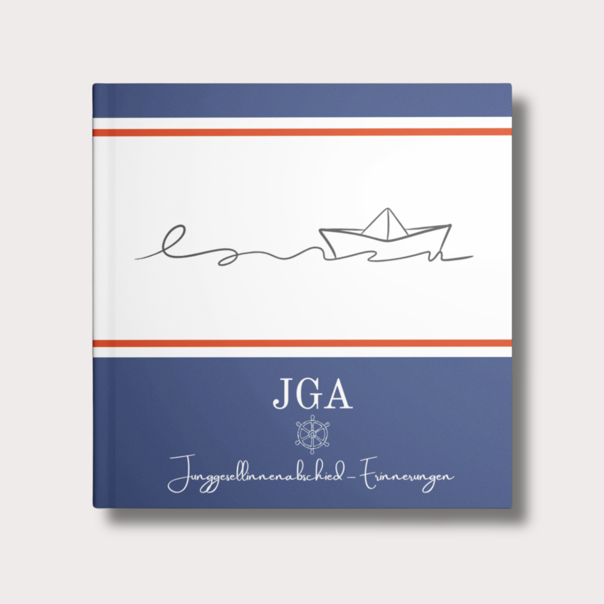 JGA-Erinnerungsbuch mit maritimem Design, blau-weiß-rotem Einband und gezeichnetem Papierboot. Schriftzug: „JGA – Junggesellinnenabschied Erinnerungen“.