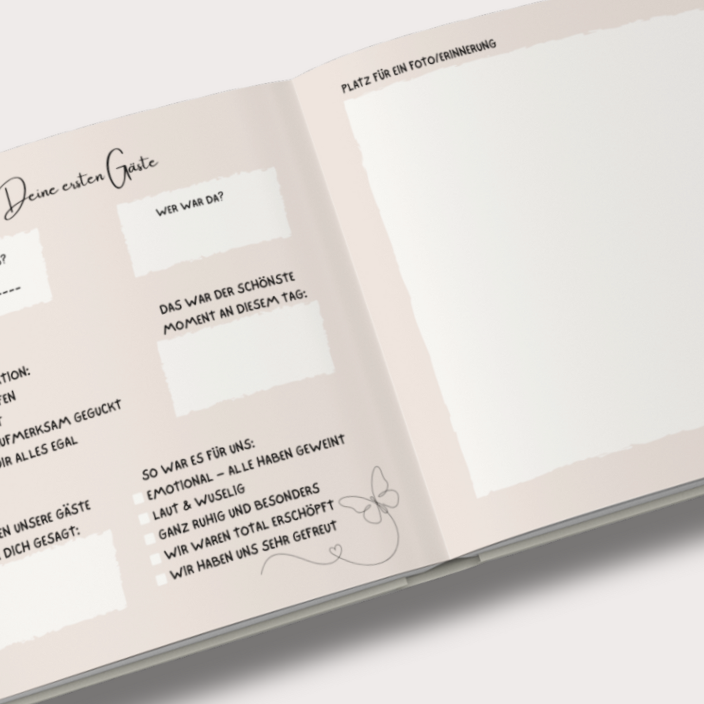Geöffnete Doppelseite eines Baby-Meilensteinbuchs. Links Ausfüllseite mit Fragen und Ankreuzfeldern, rechts Platz für ein Foto oder eine Erinnerung. Modernes, minimalistisches Design.

