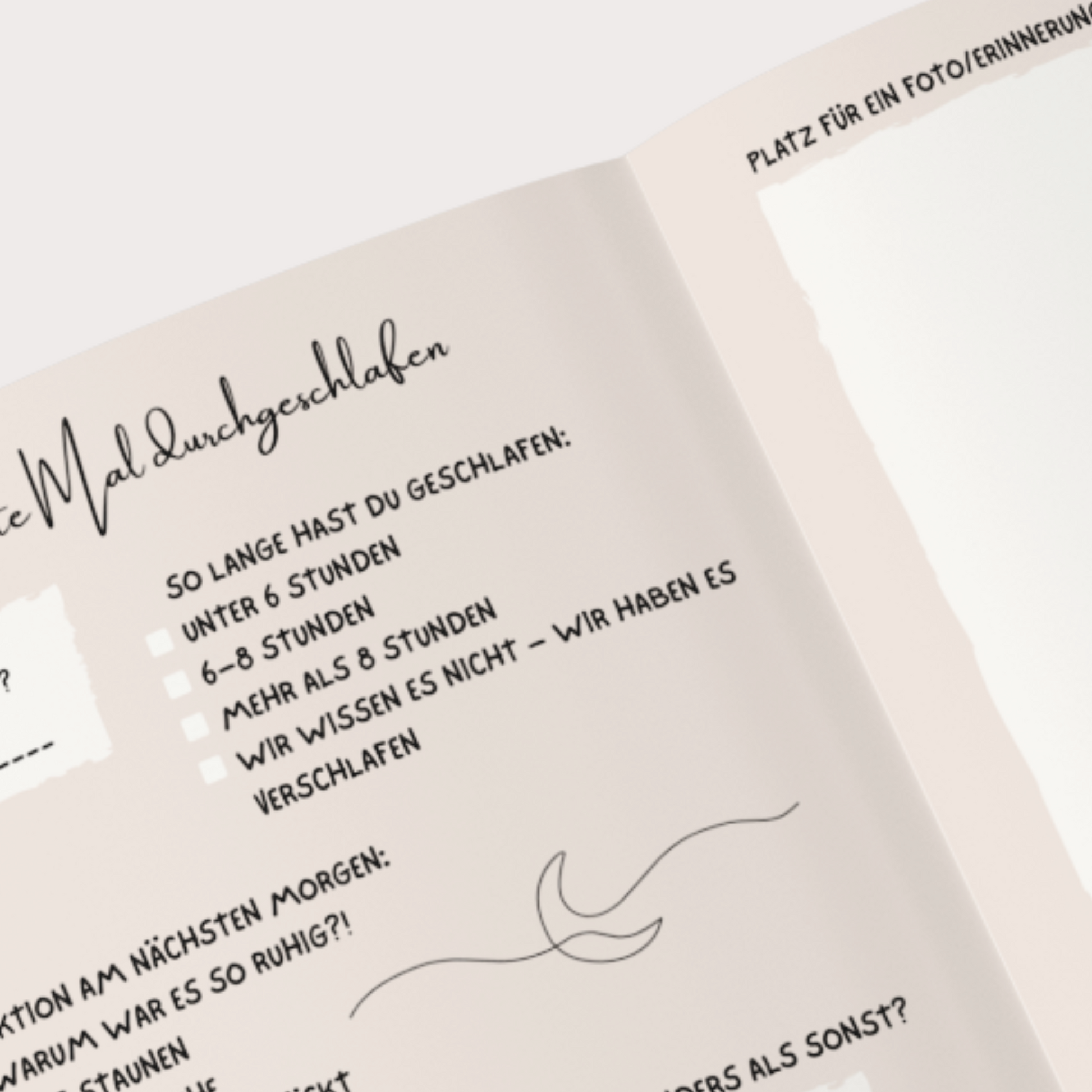 Geöffnete Doppelseite eines Baby-Meilensteinbuchs. Links Ausfüllseite mit Fragen und Ankreuzfeldern, rechts Platz für ein Foto oder eine Erinnerung. Modernes, minimalistisches Design.

