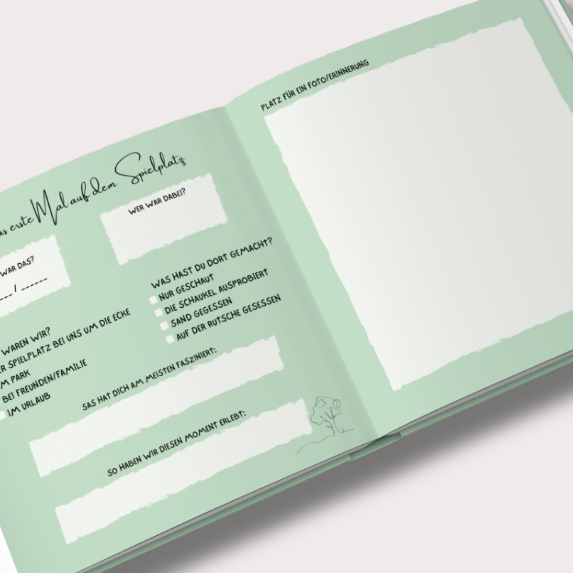 Geöffnete Doppelseite eines Baby-Meilensteinbuchs. Links Ausfüllseite mit Fragen und Ankreuzfeldern, rechts Platz für ein Foto oder eine Erinnerung. Modernes, minimalistisches Design.

