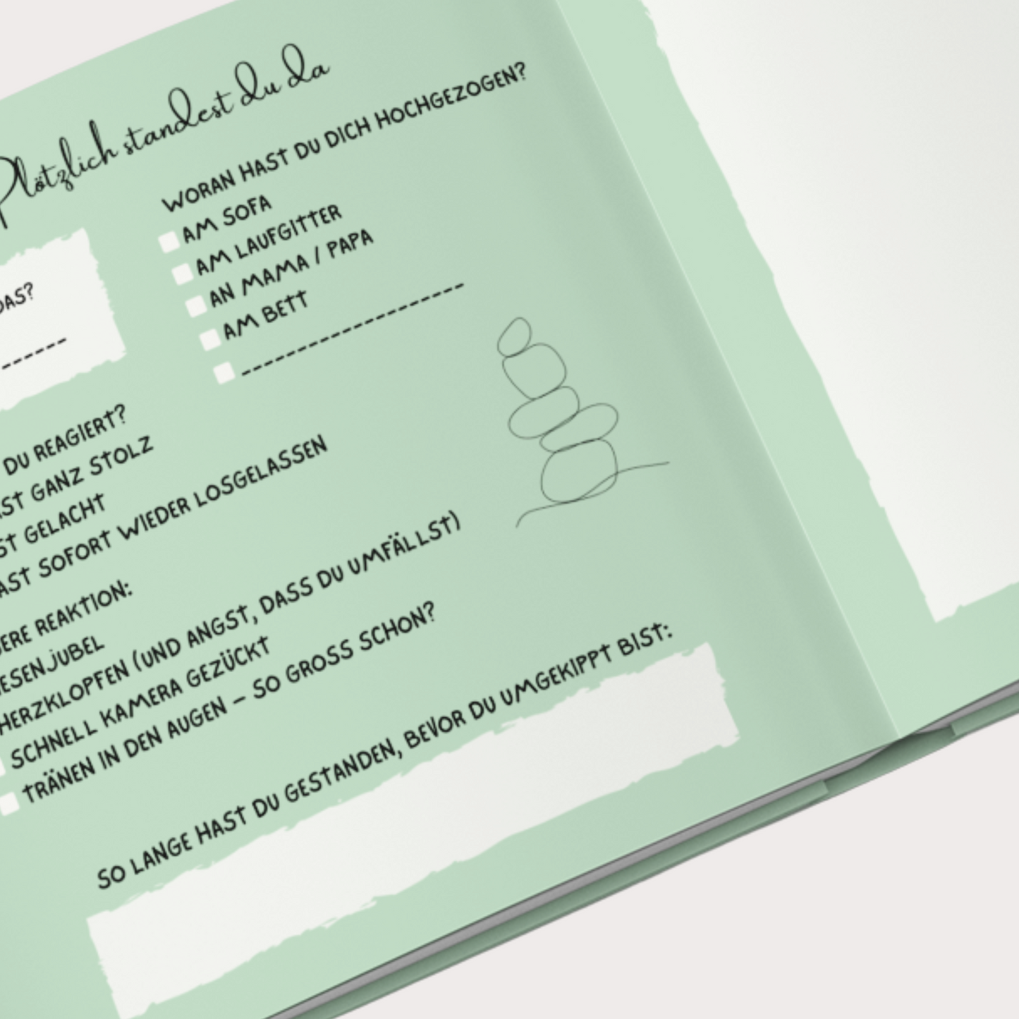 Geöffnete Doppelseite eines Baby-Meilensteinbuchs. Links Ausfüllseite mit Fragen und Ankreuzfeldern, rechts Platz für ein Foto oder eine Erinnerung. Modernes, minimalistisches Design.

