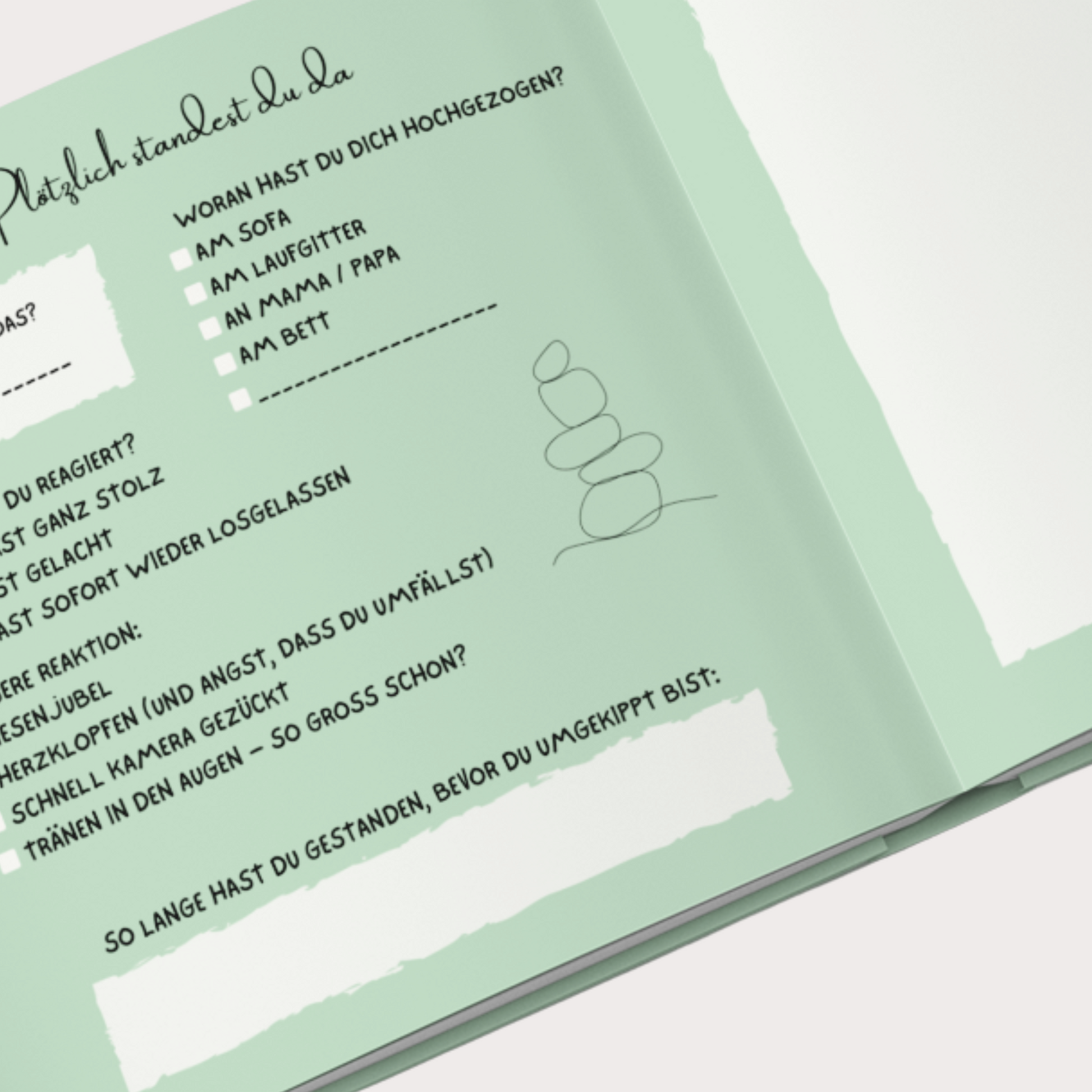 Geöffnete Doppelseite eines Baby-Meilensteinbuchs. Links Ausfüllseite mit Fragen und Ankreuzfeldern, rechts Platz für ein Foto oder eine Erinnerung. Modernes, minimalistisches Design.

