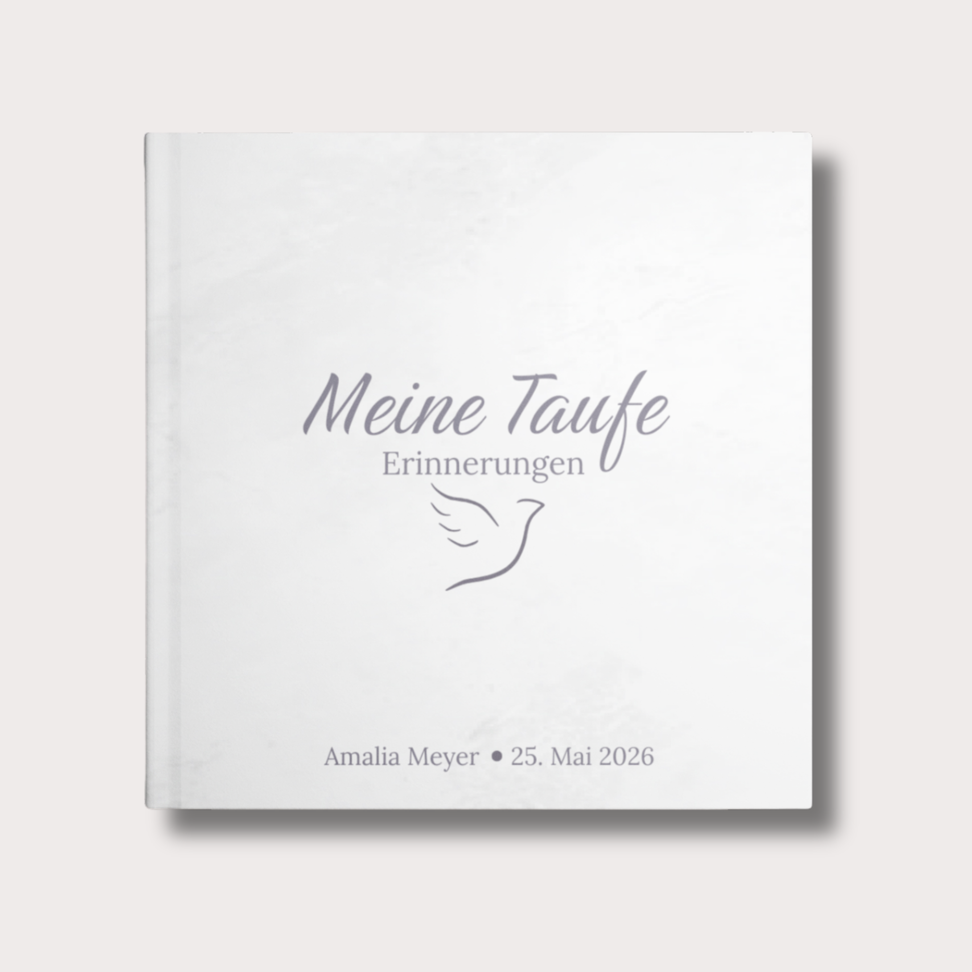 Weißes Taufbuch Hardcover mit dem Titel „Meine Taufe – Erinnerungen“ in eleganter Schreibschrift und filigranem Tauben-Motiv. Personalisierbar.