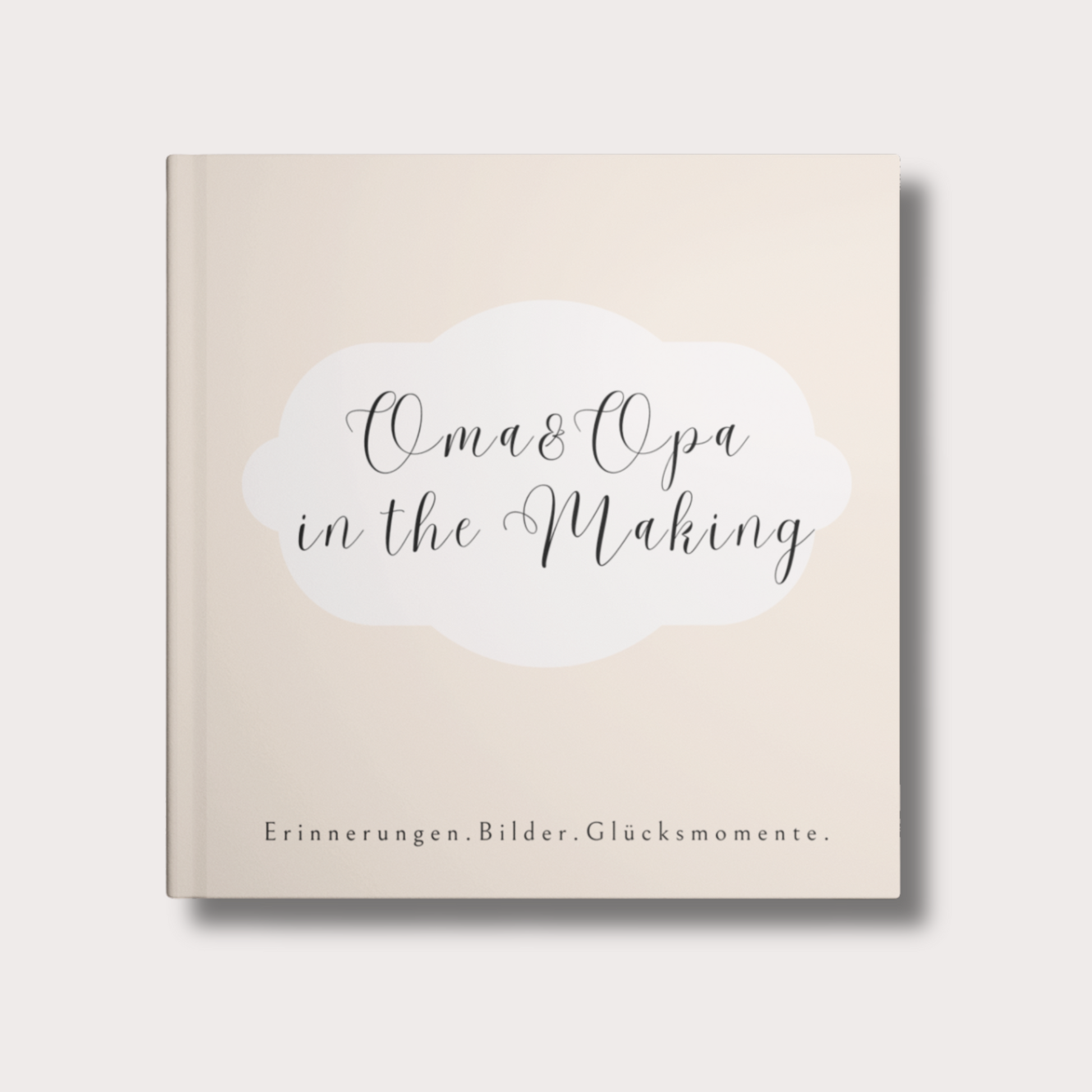 Beige Hardcover, minimalistisches Design: Auf dem Cover befindet sich ein kleiner Wolkenrahmen. Darin steht der jeweilige Titel – z. B. „In the Making – Oma“, „In the Making – Opa“ oder „In the Making – Tante/Onkel“. Elegant, schlicht und stilvoll, passend zu jedem Einrichtungsstil.