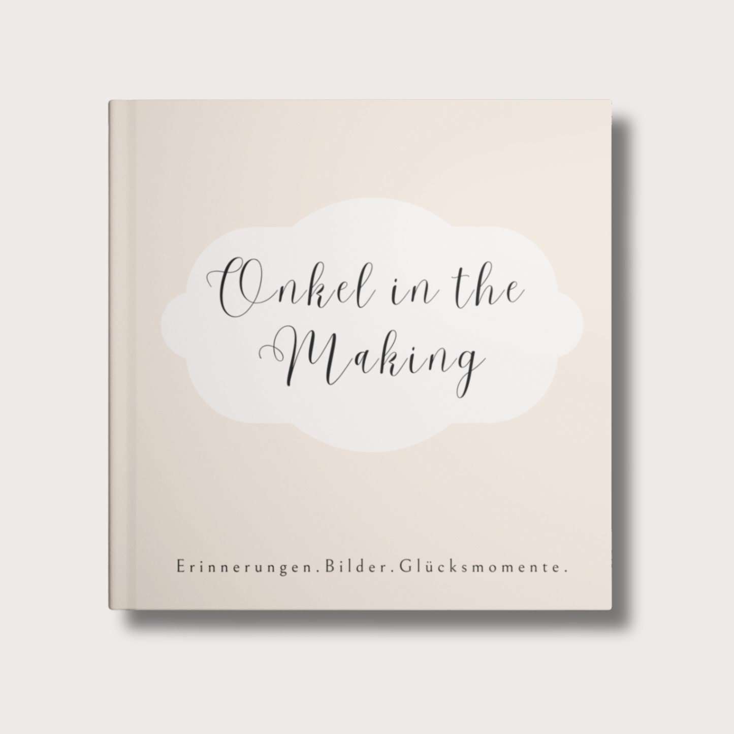Beige Hardcover, minimalistisches Design: Auf dem Cover befindet sich ein kleiner Wolkenrahmen. Darin steht der jeweilige Titel – z. B. „In the Making – Oma“, „In the Making – Opa“ oder „In the Making – Tante/Onkel“. Elegant, schlicht und stilvoll, passend zu jedem Einrichtungsstil.