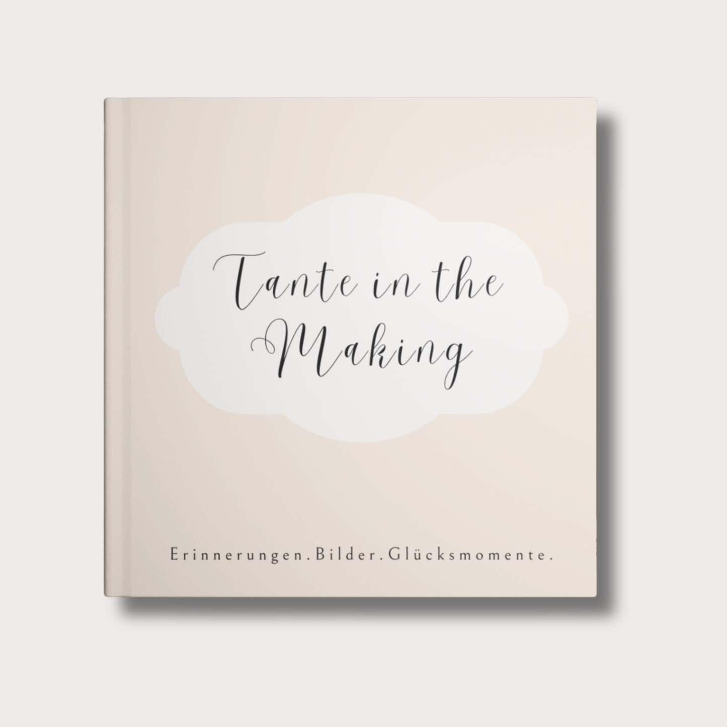 Beige Hardcover, minimalistisches Design: Auf dem Cover befindet sich ein kleiner Wolkenrahmen. Darin steht der jeweilige Titel – z. B. „In the Making – Oma“, „In the Making – Opa“ oder „In the Making – Tante/Onkel“. Elegant, schlicht und stilvoll, passend zu jedem Einrichtungsstil.