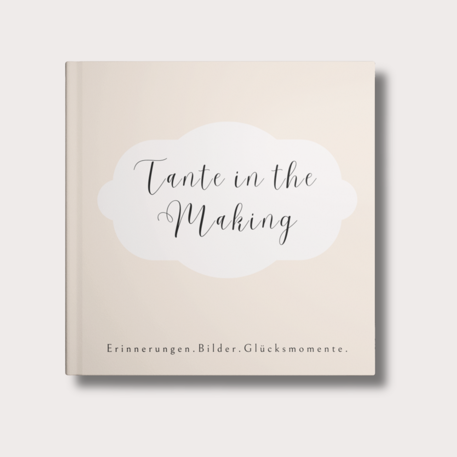 Beige Hardcover, minimalistisches Design: Auf dem Cover befindet sich ein kleiner Wolkenrahmen. Darin steht der jeweilige Titel – z. B. „In the Making – Oma“, „In the Making – Opa“ oder „In the Making – Tante/Onkel“. Elegant, schlicht und stilvoll, passend zu jedem Einrichtungsstil.