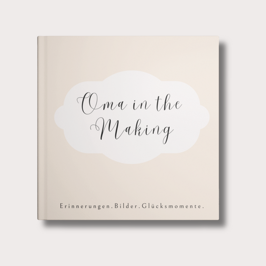 Beige Hardcover, minimalistisches Design: Auf dem Cover befindet sich ein kleiner Wolkenrahmen. Darin steht der jeweilige Titel – z. B. „In the Making – Oma“, „In the Making – Opa“ oder „In the Making – Tante/Onkel“. Elegant, schlicht und stilvoll, passend zu jedem Einrichtungsstil.