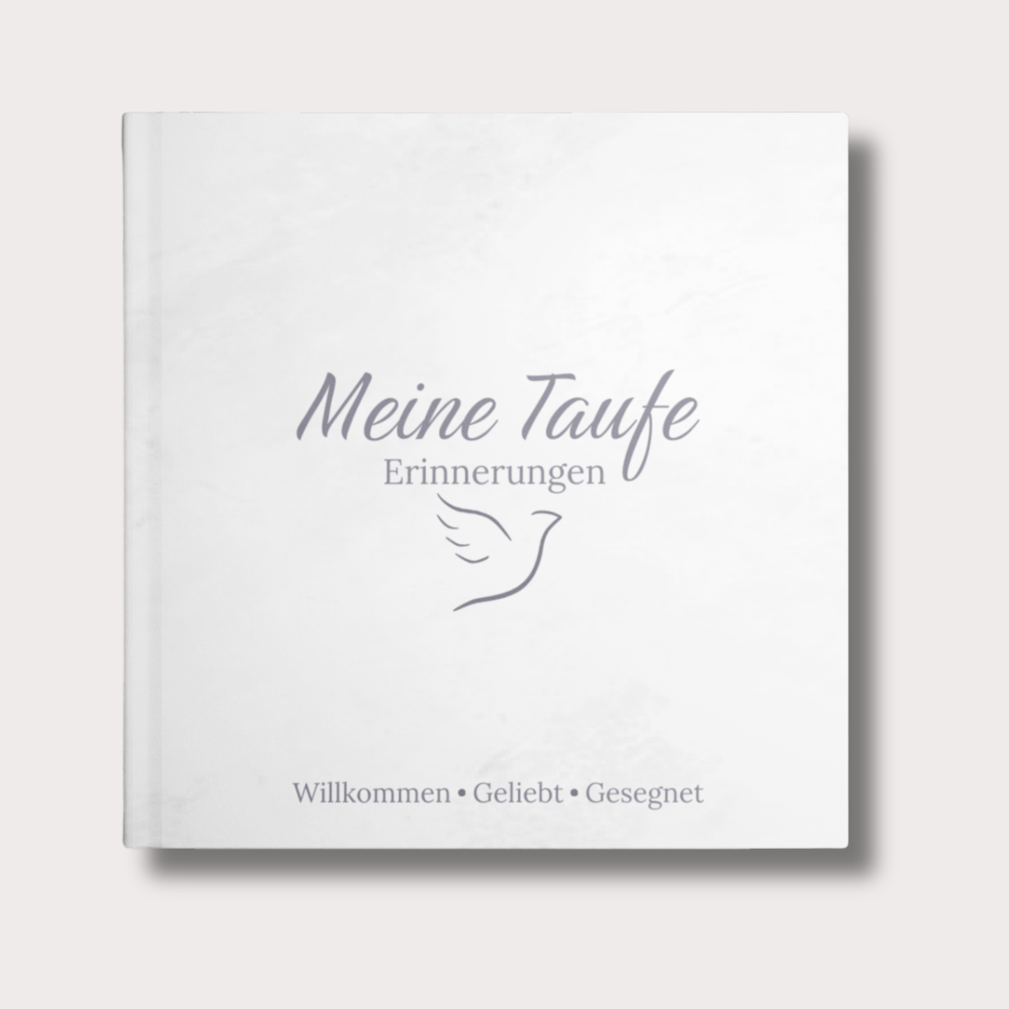 Detailansicht der Personalisierung mit Name und Taufdatum auf dem weißen Cover eines Erinnerungsbuchs zur Taufe.