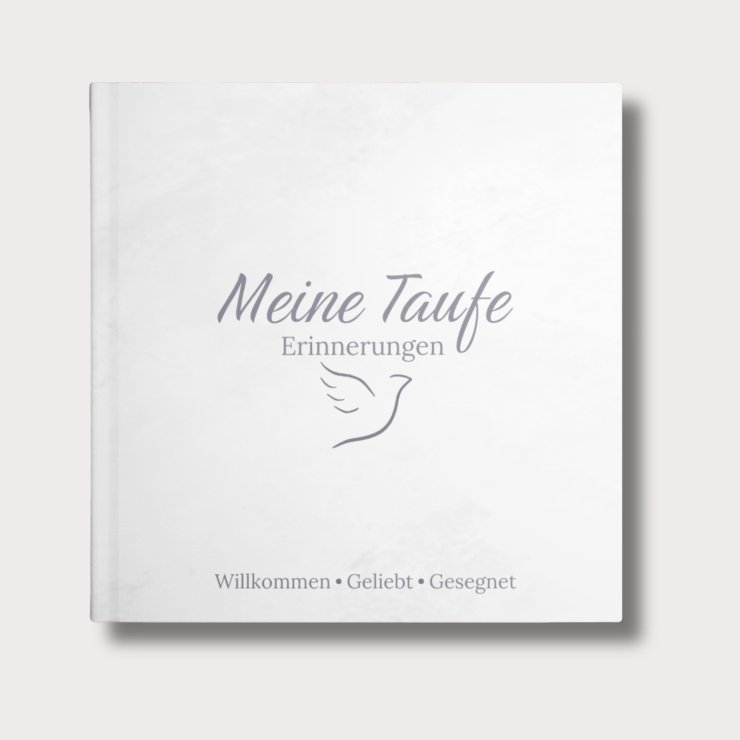 Detailansicht der Personalisierung mit Name und Taufdatum auf dem weißen Cover eines Erinnerungsbuchs zur Taufe.