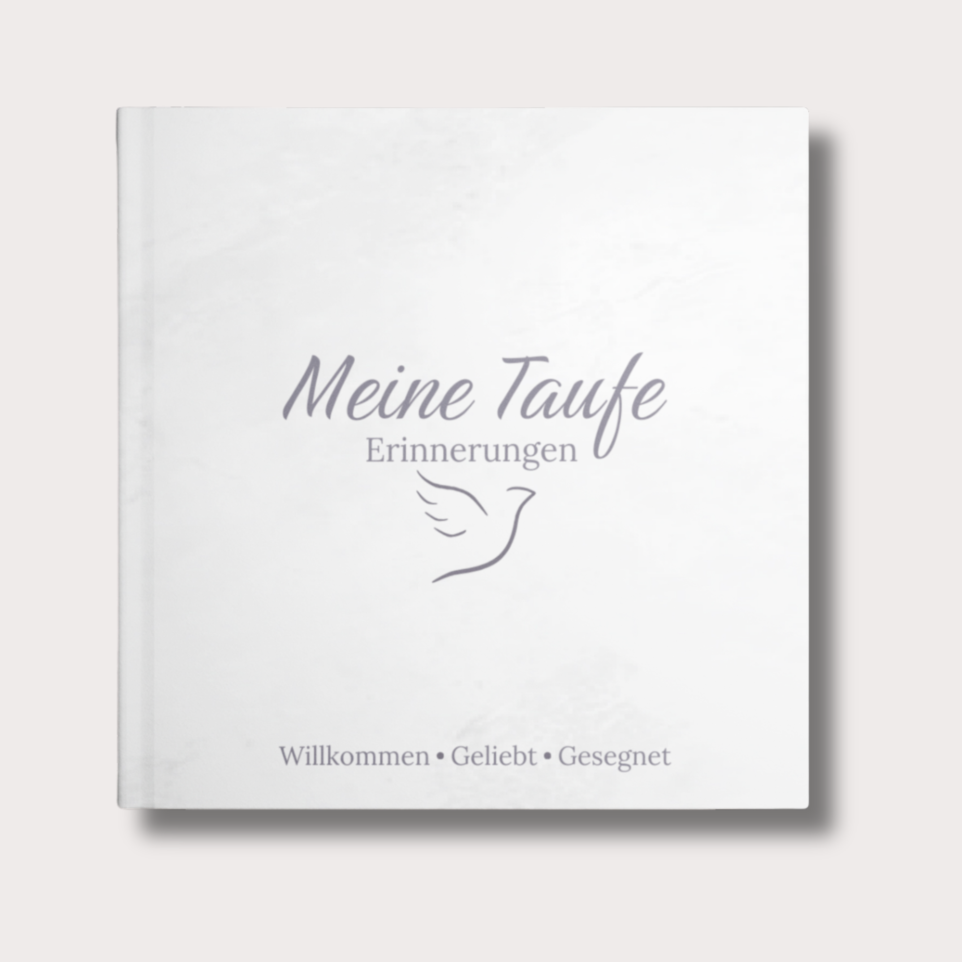 Detailansicht der Personalisierung mit Name und Taufdatum auf dem weißen Cover eines Erinnerungsbuchs zur Taufe.