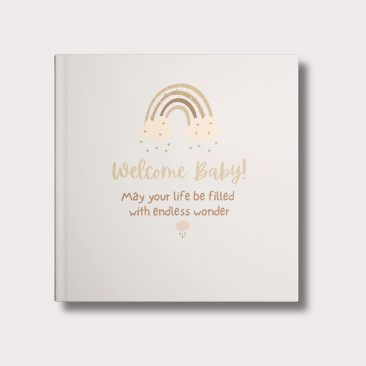 Beiges Baby Erinnerungsalbum im Boho-Stil mit Regenbogen und Herzchen, Schriftzug ‚Welcome Baby – May your life be filled with endless wonder‘, optional mit Name personalisierbar.