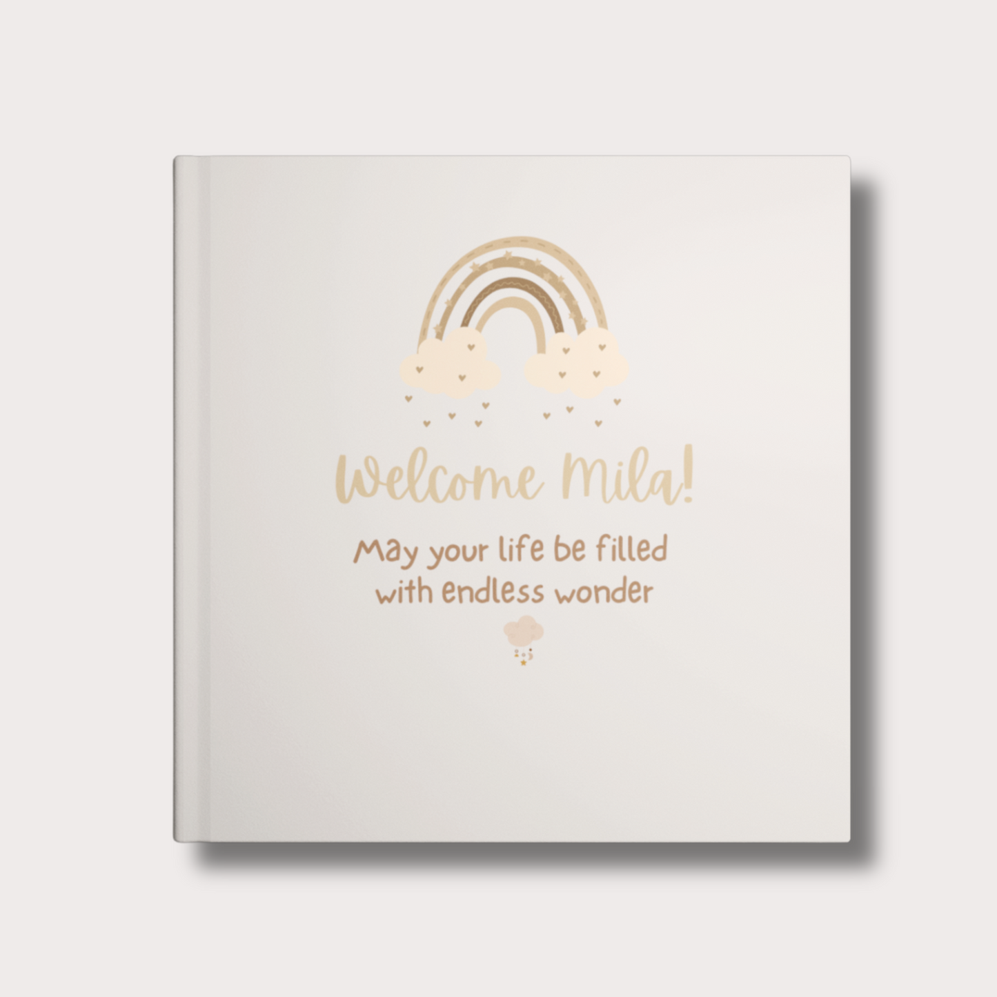 Beiges Baby Erinnerungsalbum im Boho-Stil mit Regenbogen und Herzchen, Schriftzug ‚Welcome Baby – May your life be filled with endless wonder‘, optional mit Name personalisierbar.