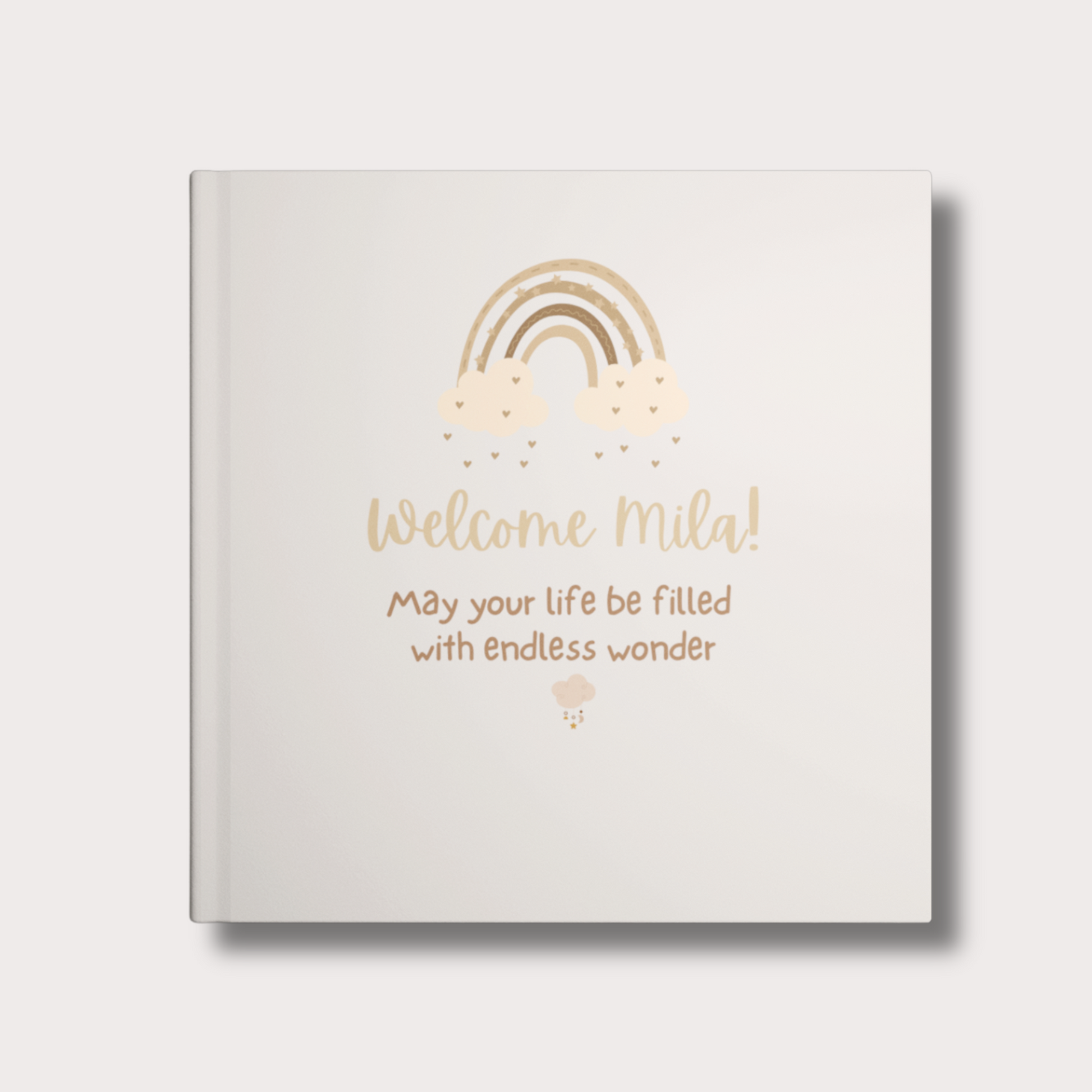 Beiges Baby Erinnerungsalbum im Boho-Stil mit Regenbogen und Herzchen, Schriftzug ‚Welcome Baby – May your life be filled with endless wonder‘, optional mit Name personalisierbar.