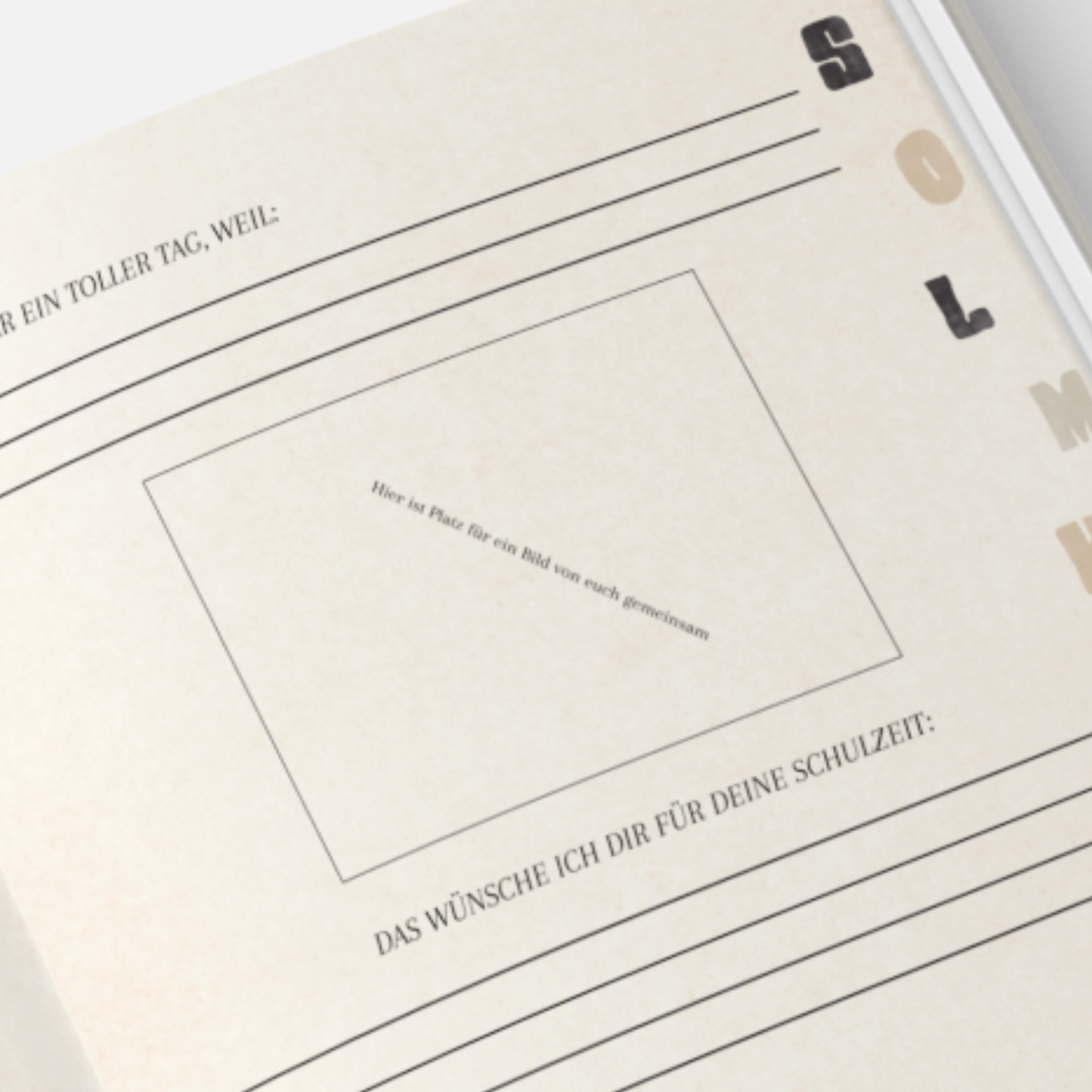 Innenseiten des Einschulungs-Gästebuchs mit Ausfüllseiten für Gäste und Platz für ein Erinnerungsfoto.