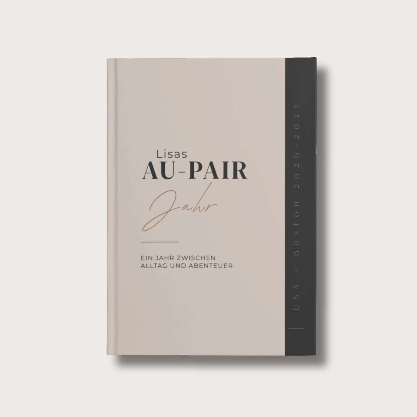 Sandfarbenes Au-pair-Erinnerungsbuch Liva mit schwarzen Designelementen und personalisiertem Cover