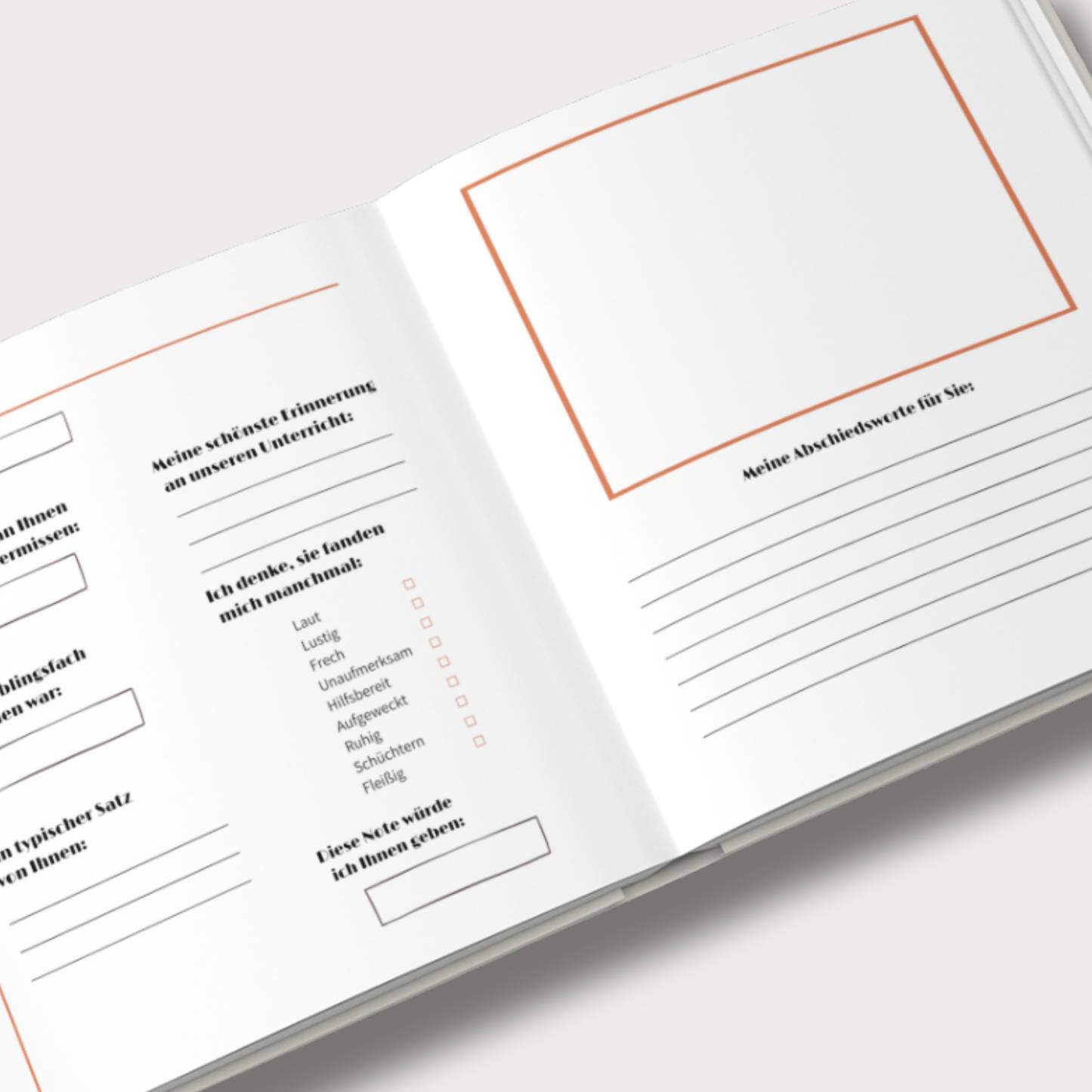 Minimalistisch gestaltete Innenseiten eines Lehrer-Abschiedsbuchs mit Fragen und Platz für Erinnerungen, Fotos und persönliche Einträge der Schüler.