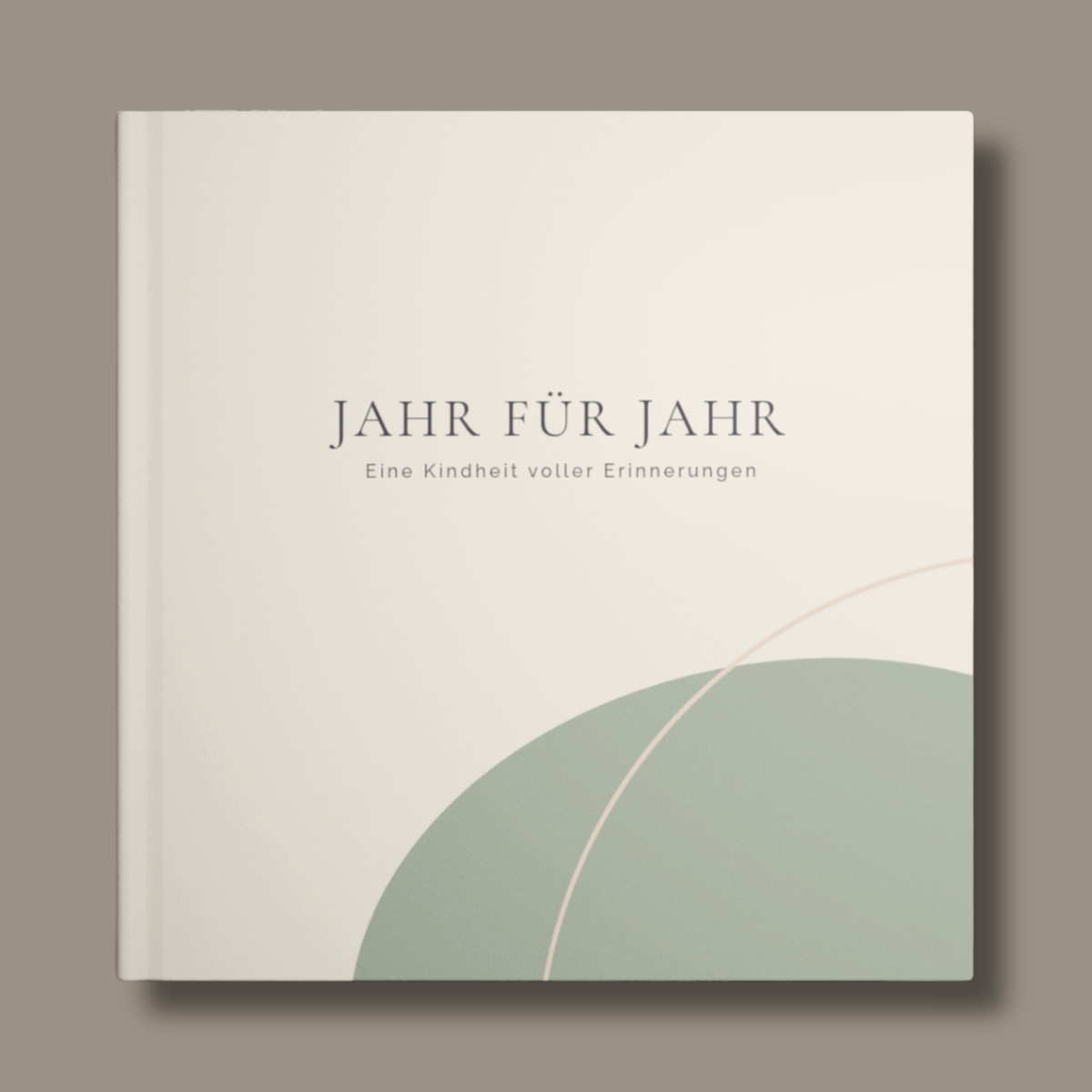 Kindheitsalbum Avena ohne Personalisierung für die ersten 18 Lebensjahre. Cremebeiges Hardcover mit salbeigrüner Fläche, feinem beigem Bogen und dunkelgrauem Schriftzug „Jahr für Jahr“.
