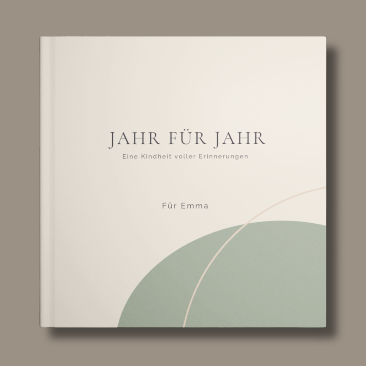 Personalisiertes Kindheitsalbum Avena „Jahr für Jahr“ mit dem Namen Emma. Minimalistisches Hardcover in Cremebeige mit salbeigrüner Grafik, beigem Bogen und dunkelgrauer Schrift.